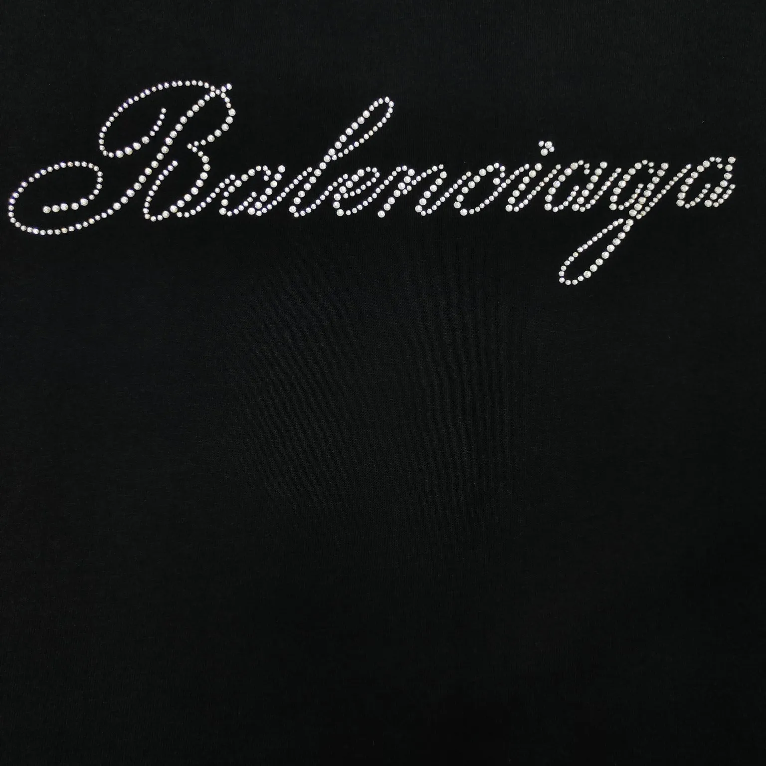 Top tested version BALENCIAGA Spring/Summer 2024SS signature diamond-encrusted short-sleeved T-shirt on the back. The entire fabric is washed and then cut. The front and rear panels are printed using the imported Kornit direct-injection printing process. After the garment is washed for the second time, in order to get closer to the original effect, it is manually positioned, flattened, inked and spray-painted by a master craftsman. The garment effect is more accurate and time-consuming. The details are perfectly restored zp. Exclusive custom-woven and dyed 300g fabric. The threads are dyed in the same cylinder with zero color difference. Different from the market currency, comparison is welcome. Fabric: Custom-imported high-weight tight double-yarn fabric 300g 100% cotton. Accessories: A full set of customized accessories, packaging bags, tags, brand LOGO Sydney paper. Color: Black Size: XS--L P:260