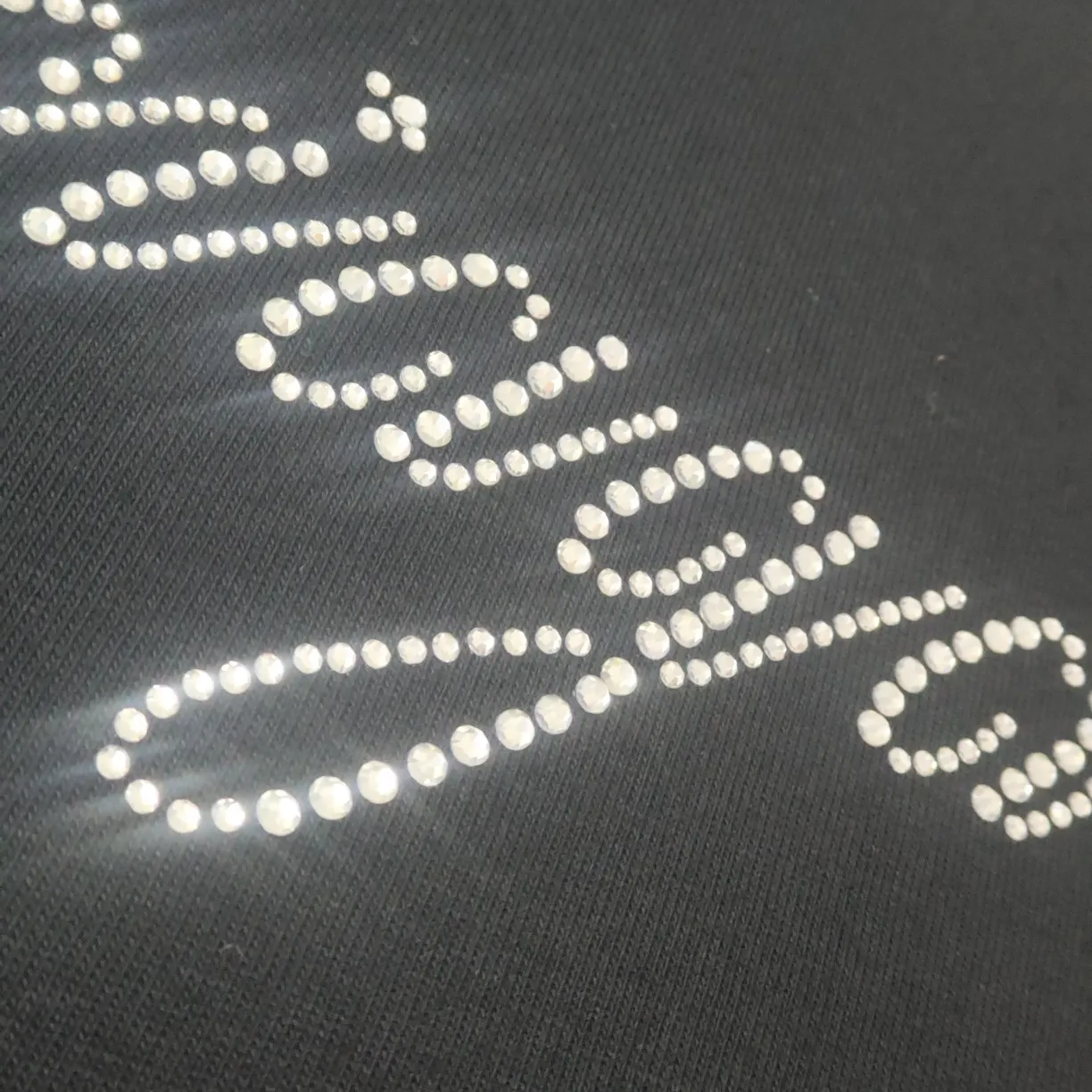 Top tested version BALENCIAGA Spring/Summer 2024SS signature diamond-encrusted short-sleeved T-shirt on the back. The entire fabric is washed and then cut. The front and rear panels are printed using the imported Kornit direct-injection printing process. After the garment is washed for the second time, in order to get closer to the original effect, it is manually positioned, flattened, inked and spray-painted by a master craftsman. The garment effect is more accurate and time-consuming. The details are perfectly restored zp. Exclusive custom-woven and dyed 300g fabric. The threads are dyed in the same cylinder with zero color difference. Different from the market currency, comparison is welcome. Fabric: Custom-imported high-weight tight double-yarn fabric 300g 100% cotton. Accessories: A full set of customized accessories, packaging bags, tags, brand LOGO Sydney paper. Color: Black Size: XS--L P:260