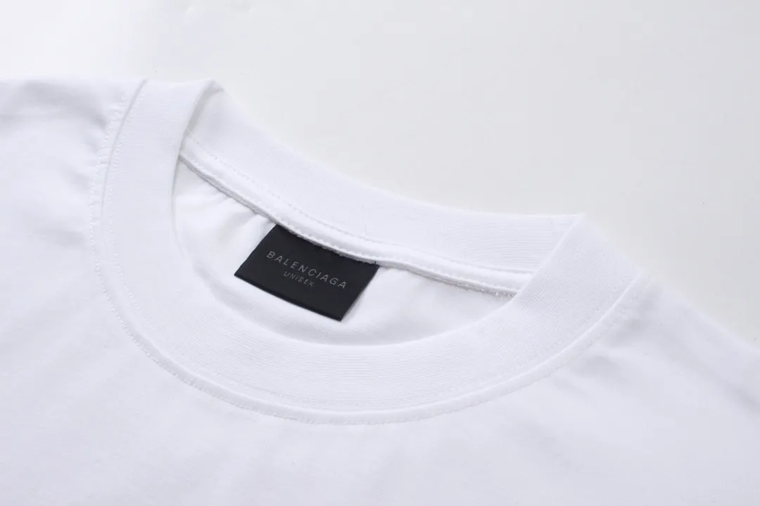🅿️200 detailed pictures [Top version. Official website quality] BALENCI*GA/Paris. Multi-element trademark LOGO short-sleeved T-shirt 2024 new style. All pattern details, colors, Y boards are customized, and the brick cabinets are synchronized. Genuine products are developed at the first time, and you can print and compare! The fabric is made of Paris ZP custom-woven and dyed cotton double yarn. Weighing 260 grams, the cloth surface is clean. The cloth pattern is clear, soft and comfortable. The threads are dyed with no color difference. The printing uses environmentally friendly imported materials, the letters are clear and the effect is three-dimensional. The version adopts OS loose shoulder design. Same style for men and women. Code: BL223362 Color: black, white Size: XS to L
