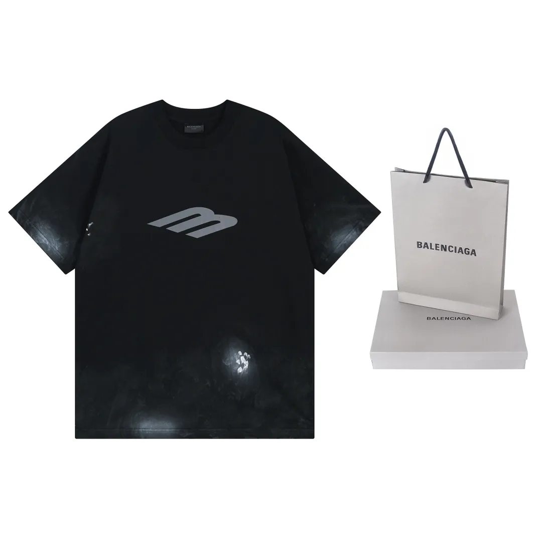 🅿️200 real photos [Top version. Official website quality] BALENCI*GA/Paris. 2024 latest front 3B mud hand-painted washed and distressed short-sleeved T-shirt. Brick cabinet synchronization. ⚠️Difference market currency. YB development. Worn. Hand-painted consistent with ZP. The fabric is made of Paris ZP custom-woven and dyed 100% cotton double yarn compact cotton. The weight is 260 grams, the cloth surface is clean. The cloth pattern is clear, soft and comfortable. The threads are dyed with no color difference. Ready-made garments are hand-painted, spray-painted, worn, distressed, and extra heavy-duty. Comparisons welcome. The version adopts OS loose shoulder design. Same style for men and women. Code: BL223388 Color: black, blue Size: XS. S. M. L