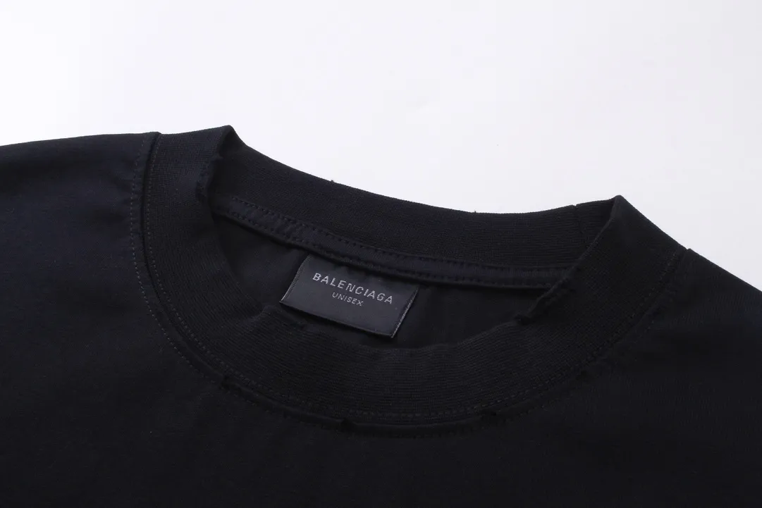 🅿️200 real photos [Top version. Official website quality] BALENCI*GA/Paris. 2024 latest front 3B mud hand-painted washed and distressed short-sleeved T-shirt. Brick cabinet synchronization. ⚠️Difference market currency. YB development. Worn. Hand-painted consistent with ZP. The fabric is made of Paris ZP custom-woven and dyed 100% cotton double yarn compact cotton. The weight is 260 grams, the cloth surface is clean. The cloth pattern is clear, soft and comfortable. The threads are dyed with no color difference. Ready-made garments are hand-painted, spray-painted, worn, distressed, and extra heavy-duty. Comparisons welcome. The version adopts OS loose shoulder design. Same style for men and women. Code: BL223388 Color: black, blue Size: XS. S. M. L