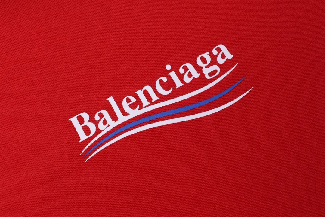 🅿️290 Detailed picture [Top version. Official website quality] BALENCI*GA/Paris #classic style, cola printed long-sleeved hooded sweatshirt. The fabric is made of Paris ZP custom-woven and dyed cotton sweatshirt. The weight is 450 grams. The cloth surface is clean. The cloth pattern is clear, soft and comfortable. The threads are dyed with no color difference. The classic pattern printing uses environmentally friendly imported glue and precision stencil. The letters are clear. No burrs. The three-dimensional effect is strong. All colors are synchronized with the brick cabinets, custom woven and dyed, and will not fade. Different market currencies. The version adopts OS loose shoulder design. Same style for men and women. Code: BL238031 Color: white, black, red, blue Size: XS S M L