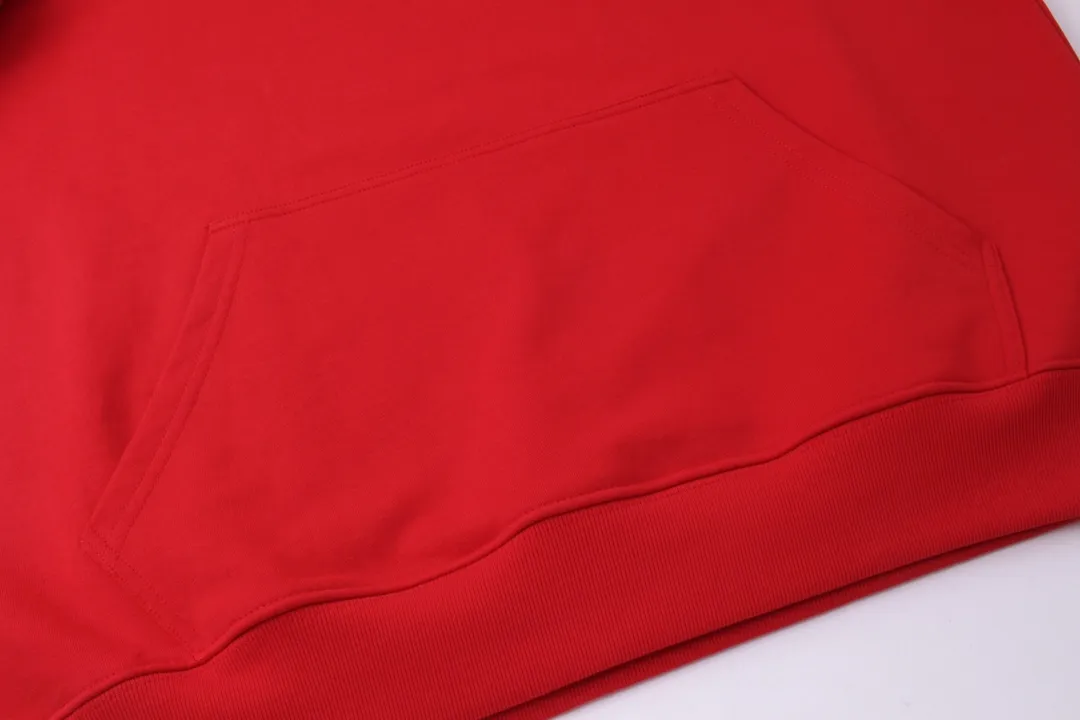 🅿️290 Detailed picture [Top version. Official website quality] BALENCI*GA/Paris #classic style, cola printed long-sleeved hooded sweatshirt. The fabric is made of Paris ZP custom-woven and dyed cotton sweatshirt. The weight is 450 grams. The cloth surface is clean. The cloth pattern is clear, soft and comfortable. The threads are dyed with no color difference. The classic pattern printing uses environmentally friendly imported glue and precision stencil. The letters are clear. No burrs. The three-dimensional effect is strong. All colors are synchronized with the brick cabinets, custom woven and dyed, and will not fade. Different market currencies. The version adopts OS loose shoulder design. Same style for men and women. Code: BL238031 Color: white, black, red, blue Size: XS S M L