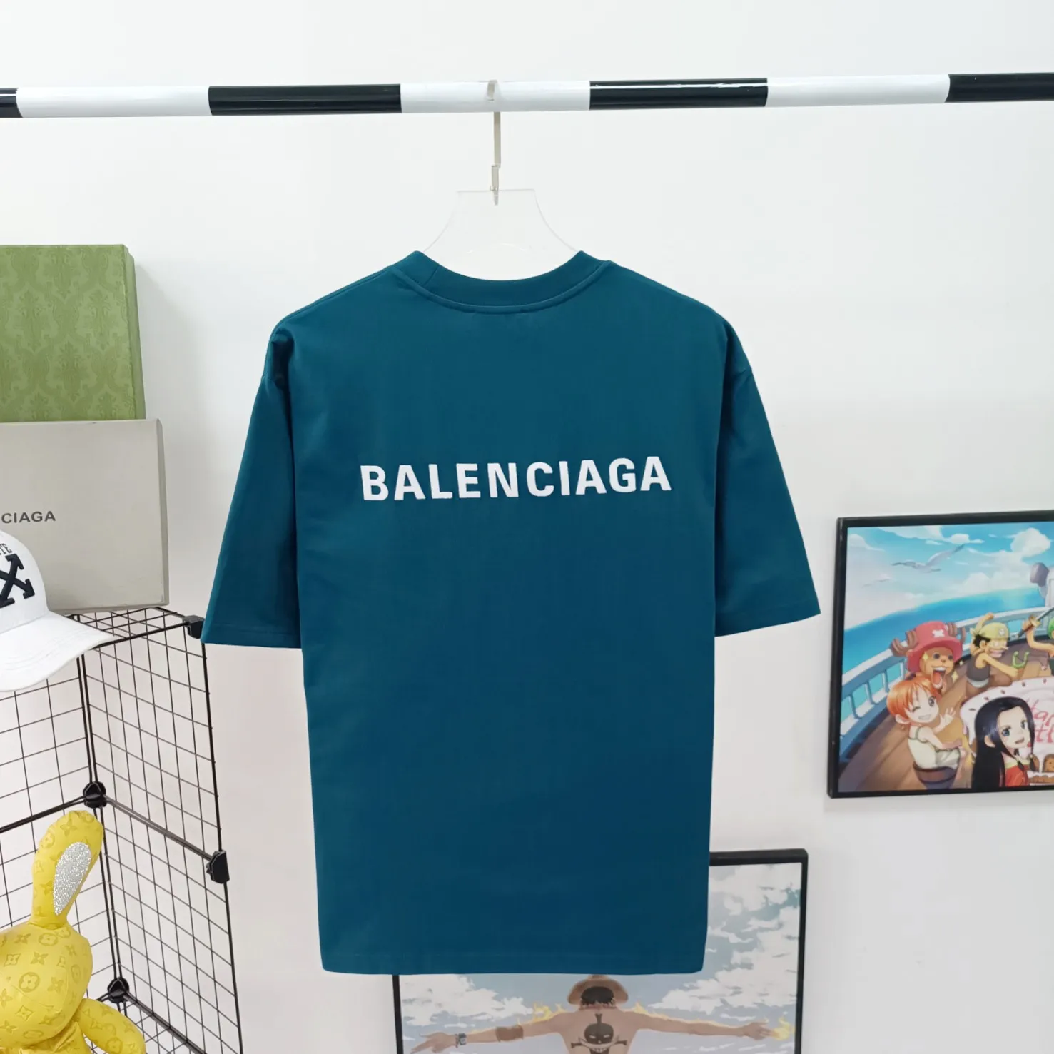 [New] The top tried and tested version of BALENCIAGA with large LOGO basic letters on the back, pure cotton loose fit for male and female couples, the same fashion brand high-end short-sleeved T-shirt. The god of simplicity in Paris, a volume sought after by many stars. Lisa’s favorite basic short-sleeved Paris style, which has a very high appearance rate. Wear alone, paired with jeans, shorts, and sweatpants, it's a versatile style. Xiaohongshu, a hot item on INS, a must-have for Paris fans. The logo slogan on the back is made of Tajima embroidery technology. Please pay attention to the importance of the version. Don't make a pattern based on the pictures. If you don't have the original version, you won't be able to make it look one to one like the original version. At most, you can just make a look. It's just a piece of clothing without a soul. The fabric is made of 24S 260g double yarn pure cotton fabric. The threads and fabric are custom woven and dyed in the same style, without color difference.  A complete set of customized tags, collar tags, washed, plastic bags, and most importantly, a complete set of bags, tag codes, and codes are all authentic.  Color: White Black Royal Blue Apricot Floral Gray Pink Beige Chinese Red Deep Sea Blue Purple Size: XS-L P:250