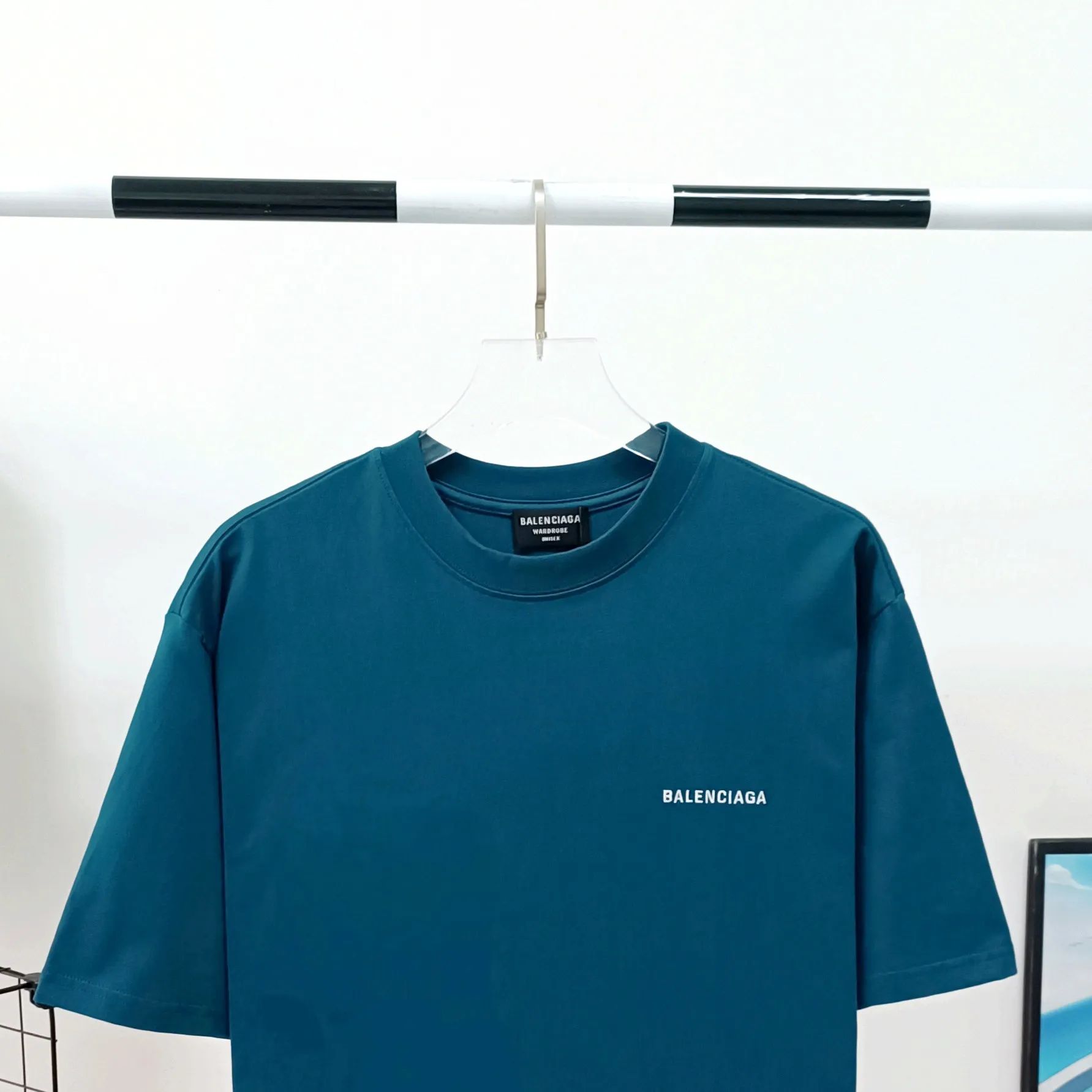 [New] The top tried and tested version of BALENCIAGA with large LOGO basic letters on the back, pure cotton loose fit for male and female couples, the same fashion brand high-end short-sleeved T-shirt. The god of simplicity in Paris, a volume sought after by many stars. Lisa’s favorite basic short-sleeved Paris style, which has a very high appearance rate. Wear alone, paired with jeans, shorts, and sweatpants, it's a versatile style. Xiaohongshu, a hot item on INS, a must-have for Paris fans. The logo slogan on the back is made of Tajima embroidery technology. Please pay attention to the importance of the version. Don't make a pattern based on the pictures. If you don't have the original version, you won't be able to make it look one to one like the original version. At most, you can just make a look. It's just a piece of clothing without a soul. The fabric is made of 24S 260g double yarn pure cotton fabric. The threads and fabric are custom woven and dyed in the same style, without color difference.  A complete set of customized tags, collar tags, washed, plastic bags, and most importantly, a complete set of bags, tag codes, and codes are all authentic.  Color: White Black Royal Blue Apricot Floral Gray Pink Beige Chinese Red Deep Sea Blue Purple Size: XS-L P:250