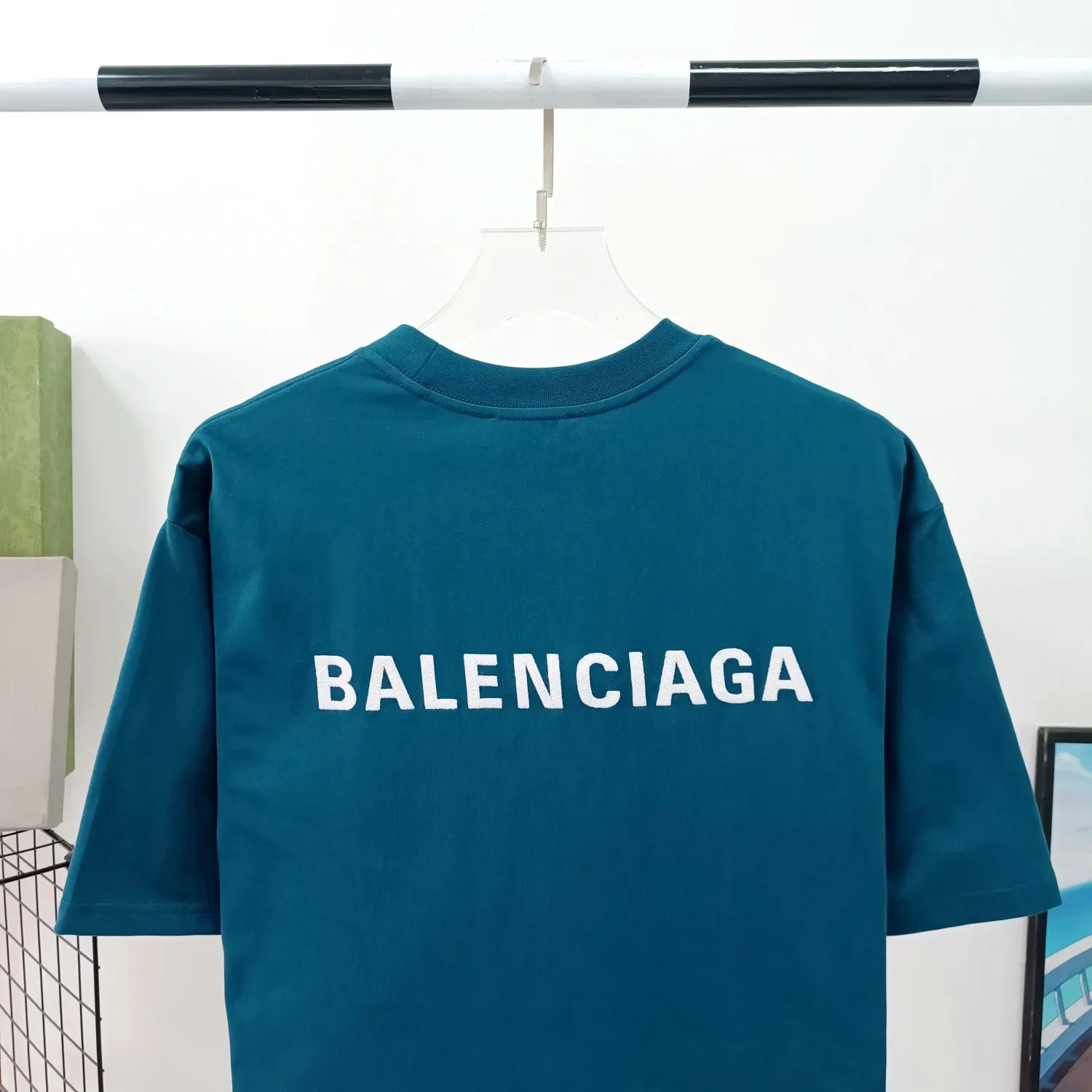 [New] The top tried and tested version of BALENCIAGA with large LOGO basic letters on the back, pure cotton loose fit for male and female couples, the same fashion brand high-end short-sleeved T-shirt. The god of simplicity in Paris, a volume sought after by many stars. Lisa’s favorite basic short-sleeved Paris style, which has a very high appearance rate. Wear alone, paired with jeans, shorts, and sweatpants, it's a versatile style. Xiaohongshu, a hot item on INS, a must-have for Paris fans. The logo slogan on the back is made of Tajima embroidery technology. Please pay attention to the importance of the version. Don't make a pattern based on the pictures. If you don't have the original version, you won't be able to make it look one to one like the original version. At most, you can just make a look. It's just a piece of clothing without a soul. The fabric is made of 24S 260g double yarn pure cotton fabric. The threads and fabric are custom woven and dyed in the same style, without color difference.  A complete set of customized tags, collar tags, washed, plastic bags, and most importantly, a complete set of bags, tag codes, and codes are all authentic.  Color: White Black Royal Blue Apricot Floral Gray Pink Beige Chinese Red Deep Sea Blue Purple Size: XS-L P:250