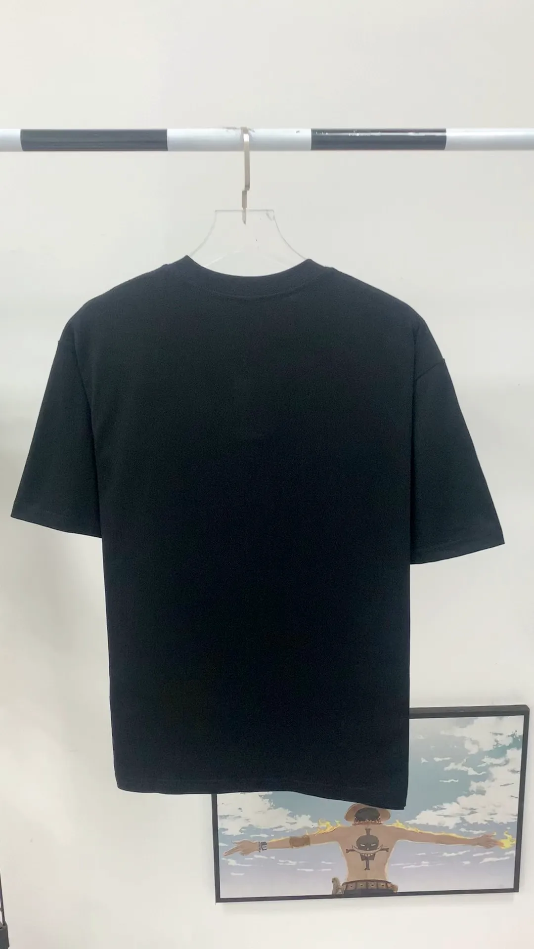 Real shot video on the back————Top tested version 23SS BALENCIAGA Balenciaga embroidered frayed mirror LOGO same style pure cotton loose short-sleeved T-shirt for male and female couple stars. The os version is really charming. Balenciaga is really the best. The new version of each season is made to the extreme. It is very practical and can be worn casually. It uses 32 double yarns and 280 grams of weight fabric. Made of imported knitting needle carded cotton, the thickness is moderate, drapey and contoured, making the upper body comfortable! ! It is very tolerant to fat body types and can instantly lose five pounds after wearing it!  The front #simple element# embroidery is imported from Tajima high-density heavy embroidery technology. The fonts are three-dimensional and full. The neck straps are made of pure cotton and are one-piece straps. There is no color difference and will not deform. In the past two years, oversize has become the focus of the trend and has been a popular staple in the past two years. The change of designers has made this brand an instant hit. The progressive fashion of the times also needs the blood impact of fresh elements and trendy designs to continue its glory! It’s stylish both inside and outside, a must-have for high street travel! An absolute "eye-catching style" that can be matched with couples 💏 New collar label, please pay attention to distinguish it.  Size: XS-L P:250