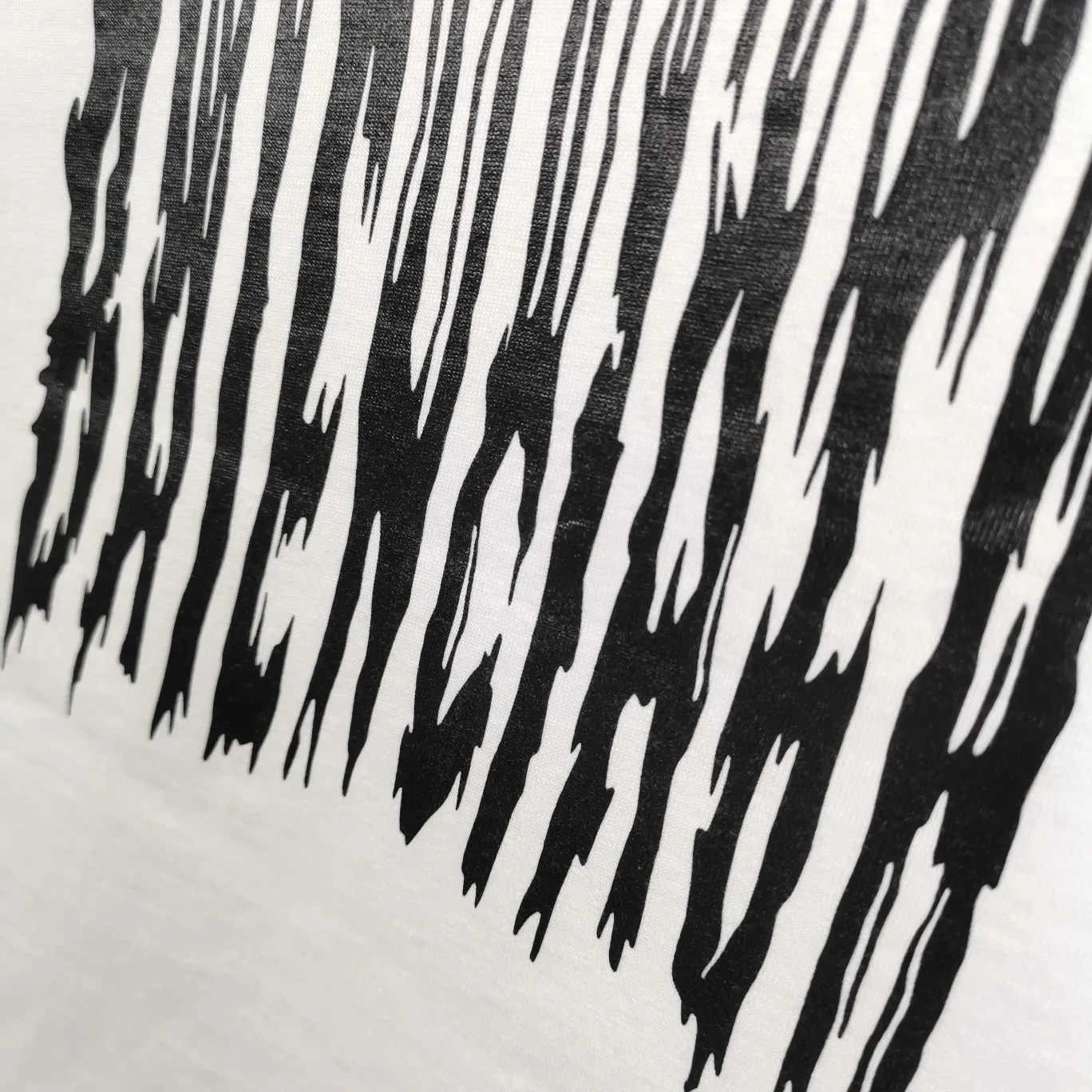 [New] Top tested version ★Balenciaga's latest barcode twisted blurred letters couple style pure cotton loose short-sleeved T-shirt. A T-shirt that I love at first sight, barcode letter print. Don't underestimate this style, it is definitely not easy to restore this print to 100%! The twisted letter gradient goes from dark to light through 6 to the color block. The lightest color is close to the cloth color. It is very difficult to master. If you are not careful or the direct printing machine is uneven, it will cause uneven color and shape printing transition. The upper body is perfect, the same style for men and women, it can be paired with sports pants or jeans 🉑 Selected 32-woven pure cotton double yarn fabric, 280 high gram weight, top-notch workmanship! The details are perfect! Quality absolutely guaranteed! The clothes are well proportioned! The wiring is neat! Original same cylinder thread! High quality printing, simple and classic! Perfect praise! High-quality excipient packaging, complete with three standards! Size: XS-L Color: Gray Black White P:250