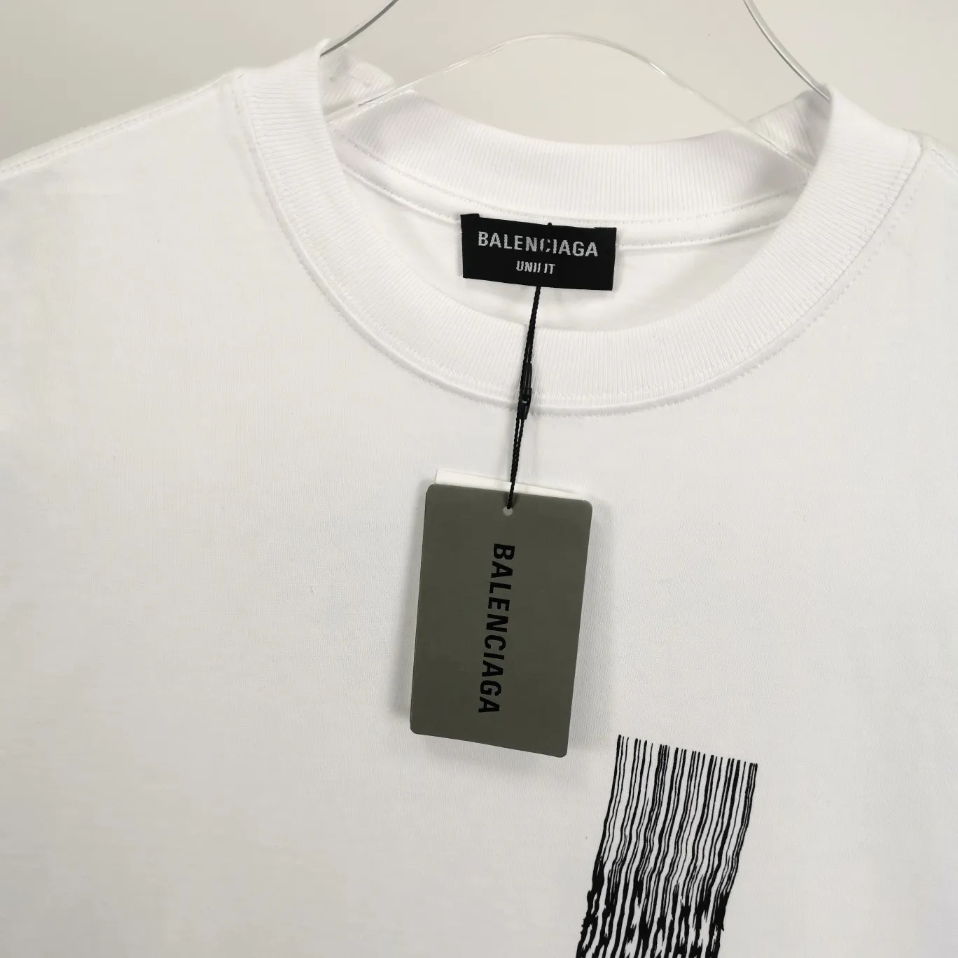 [New] Top tested version ★Balenciaga's latest barcode twisted blurred letters couple style pure cotton loose short-sleeved T-shirt. A T-shirt that I love at first sight, barcode letter print. Don't underestimate this style, it is definitely not easy to restore this print to 100%! The twisted letter gradient goes from dark to light through 6 to the color block. The lightest color is close to the cloth color. It is very difficult to master. If you are not careful or the direct printing machine is uneven, it will cause uneven color and shape printing transition. The upper body is perfect, the same style for men and women, it can be paired with sports pants or jeans 🉑 Selected 32-woven pure cotton double yarn fabric, 280 high gram weight, top-notch workmanship! The details are perfect! Quality absolutely guaranteed! The clothes are well proportioned! The wiring is neat! Original same cylinder thread! High quality printing, simple and classic! Perfect praise! High-quality excipient packaging, complete with three standards! Size: XS-L Color: Gray Black White P:250