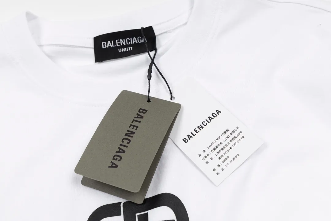 🅿️160 detailed pictures [Top version. Official website quality] BALENCI*GA/Paris. Classic style. SS22 #balenci*ga lock letter LOGO short-sleeved T-shirt. Brick cabinet synchronization.                       The fabric is made of Paris ZP custom-woven and dyed 100% double yarn compact cotton. The weight is 260 grams. The cloth surface is clean. The cloth pattern is clear, soft and comfortable. The threads are dyed with no color difference. The classic pattern is printed with environmentally friendly imported materials, precision printing screen, the letters are clear, the effect is three-dimensional, and the brick cabinet is restored. The version adopts the OS loose shoulder version. Same style for men and women Coding: BL223051 Color: Black. White. Orchid Size: XS S M L