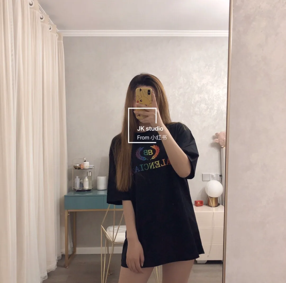 ♻️💯Refer to the model picture for the upper body❤️[Top tested version] Balenciag rainbow🌈embroidered gradient wheat short sleeves. The original version is consistent with 32S 280g fabric. The printing process is embroidered first. White cotton yarn is used as the embroidery base, and then digitally printed on the embroidery. High-density 10,000-needle embroidery and the brightness and saturation of the color of the letters are integrated. Full set of packaging. Guaranteed accessories. Packaging. Glossy paper Main label, wash water label, lanyard, tag, pin, same at the counter. Color: Black Size: XS-L P:270