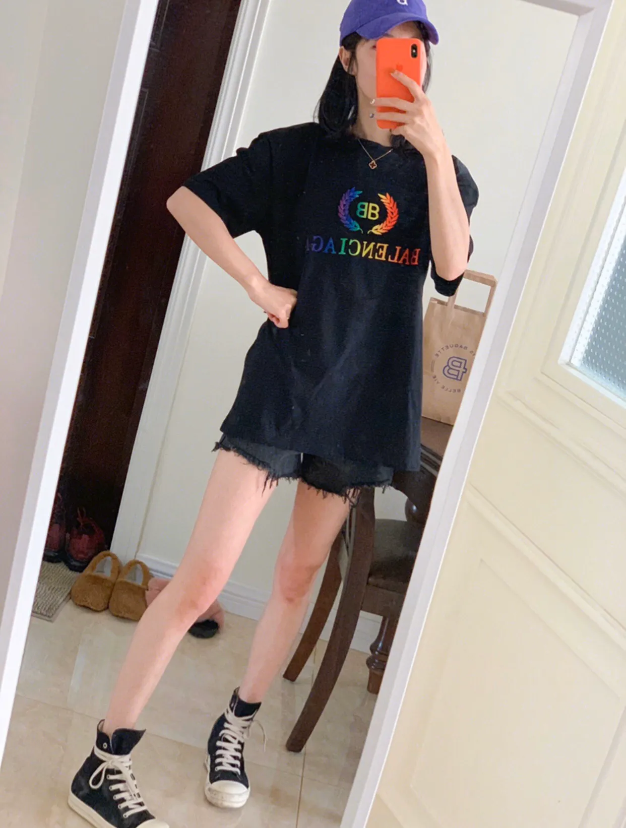 ♻️💯Refer to the model picture for the upper body❤️[Top tested version] Balenciag rainbow🌈embroidered gradient wheat short sleeves. The original version is consistent with 32S 280g fabric. The printing process is embroidered first. White cotton yarn is used as the embroidery base, and then digitally printed on the embroidery. High-density 10,000-needle embroidery and the brightness and saturation of the color of the letters are integrated. Full set of packaging. Guaranteed accessories. Packaging. Glossy paper Main label, wash water label, lanyard, tag, pin, same at the counter. Color: Black Size: XS-L P:270