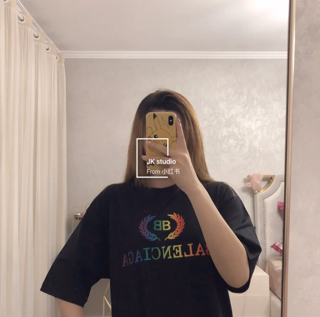 ♻️💯Refer to the model picture for the upper body❤️[Top tested version] Balenciag rainbow🌈embroidered gradient wheat short sleeves. The original version is consistent with 32S 280g fabric. The printing process is embroidered first. White cotton yarn is used as the embroidery base, and then digitally printed on the embroidery. High-density 10,000-needle embroidery and the brightness and saturation of the color of the letters are integrated. Full set of packaging. Guaranteed accessories. Packaging. Glossy paper Main label, wash water label, lanyard, tag, pin, same at the counter. Color: Black Size: XS-L P:270