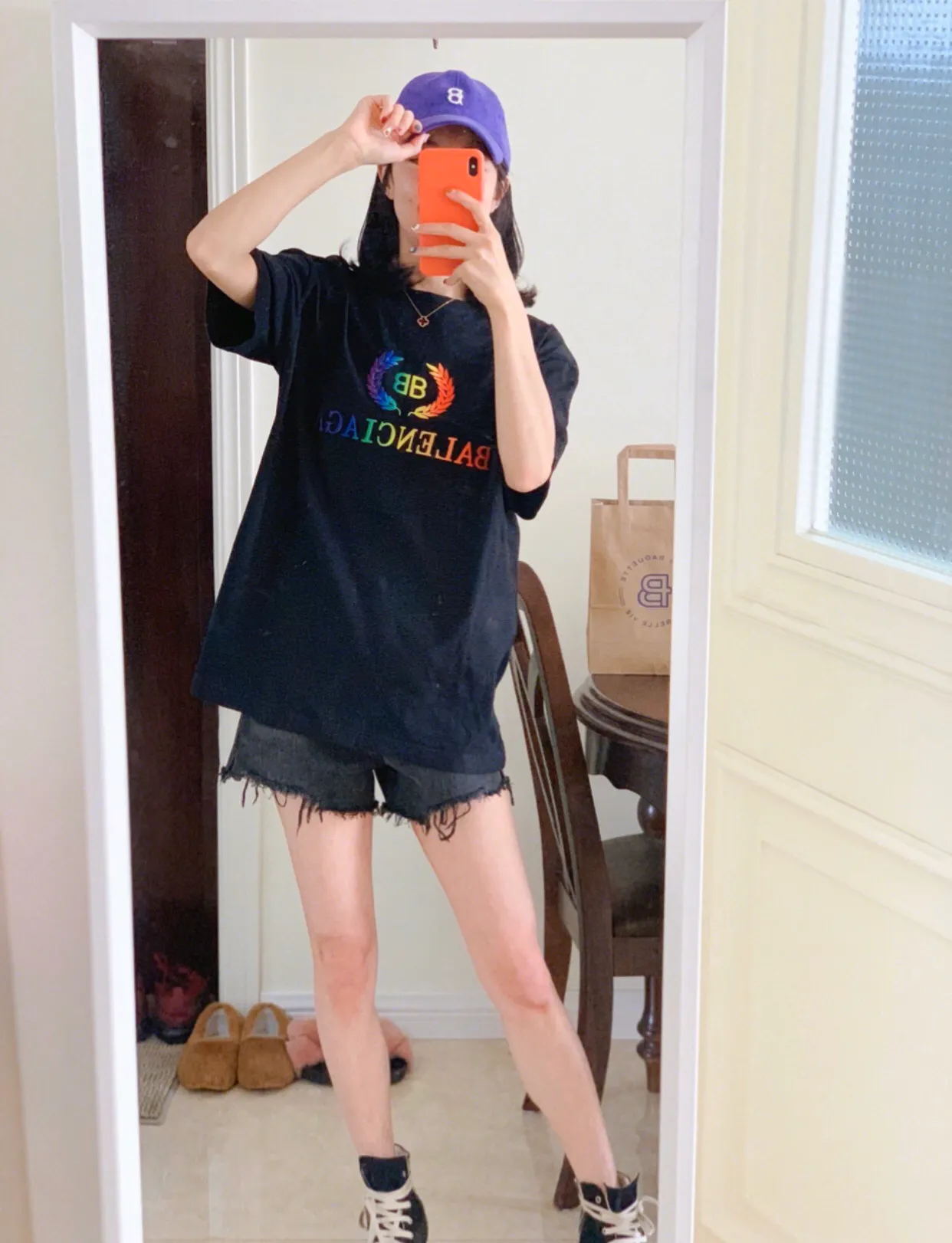 ♻️💯Refer to the model picture for the upper body❤️[Top tested version] Balenciag rainbow🌈embroidered gradient wheat short sleeves. The original version is consistent with 32S 280g fabric. The printing process is embroidered first. White cotton yarn is used as the embroidery base, and then digitally printed on the embroidery. High-density 10,000-needle embroidery and the brightness and saturation of the color of the letters are integrated. Full set of packaging. Guaranteed accessories. Packaging. Glossy paper Main label, wash water label, lanyard, tag, pin, same at the counter. Color: Black Size: XS-L P:270
