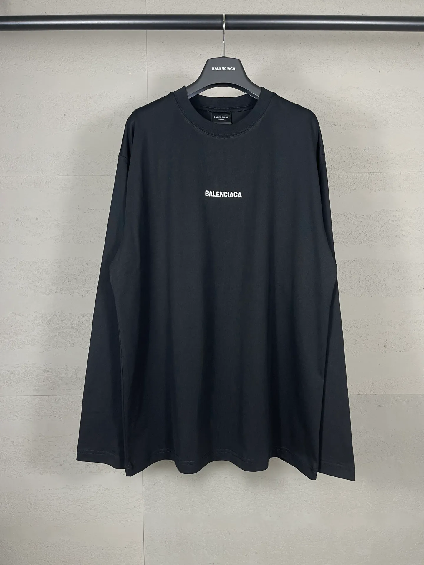 🅿️210 Real photos [Top version. Official website quality] BALENCI*GA/Paris #Classic style. Classic letter embroidered long-sleeved T-shirt on the front and back #2024 spring and autumn brick cabinet synchronization.                       The fabric is made of Paris ZP custom-woven and dyed cotton double yarn, weighing 260 grams. The cloth surface is clean. The cloth pattern is clear, soft and comfortable. The threads are dyed with no color difference. The classic letters are embroidered with an imported embroidery machine. The letters are clear and the effect is three-dimensional, restoring the brick cabinet. The version adopts the OS loose shoulder style. The same style for men and women. Coding: BL235067 Color: black, white, smoke gray Size: XS S M L
