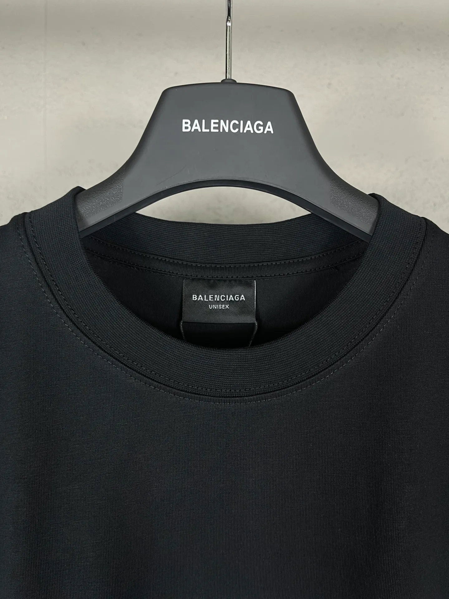 🅿️210 Real photos [Top version. Official website quality] BALENCI*GA/Paris #Classic style. Classic letter embroidered long-sleeved T-shirt on the front and back #2024 spring and autumn brick cabinet synchronization.                       The fabric is made of Paris ZP custom-woven and dyed cotton double yarn, weighing 260 grams. The cloth surface is clean. The cloth pattern is clear, soft and comfortable. The threads are dyed with no color difference. The classic letters are embroidered with an imported embroidery machine. The letters are clear and the effect is three-dimensional, restoring the brick cabinet. The version adopts the OS loose shoulder style. The same style for men and women. Coding: BL235067 Color: black, white, smoke gray Size: XS S M L