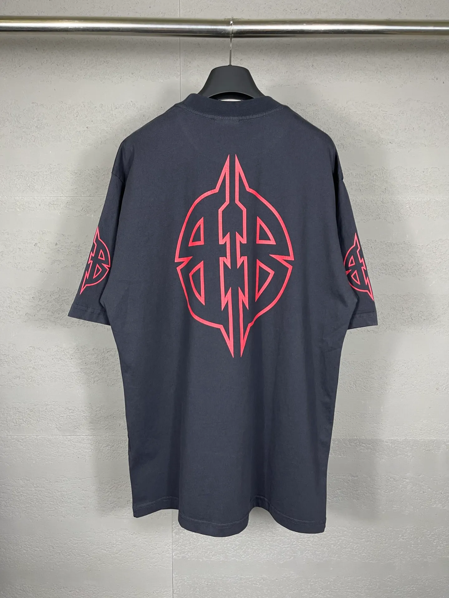 🅿️190 real photos [Top version. Official website quality] BALENCI*GA/Paris. 2024 new style. Classic LOGO cracked printed washed long-sleeved T-shirt. Brick cabinet synchronization. Genuine product developed at the first time, happy to print and compare! The fabric is made of Paris ZP custom-woven and dyed cotton with double yarns and compact cotton. The weight is 260 grams. The cloth surface is clean. The cloth pattern is clear, soft and comfortable. The threads are dyed with no color difference. The classic printing is made of environmentally friendly imported materials, and the letters are cracked and printed. The letters are clear and the effect is three-dimensional. Restore the brick cabinet. Ready-made clothes are washed and distressed, different market currency, welcome to compare, the version adopts OS loose shoulder version. Same style for men and women Coding: BL223209 Color: dark blue gray, white Size: XS to L