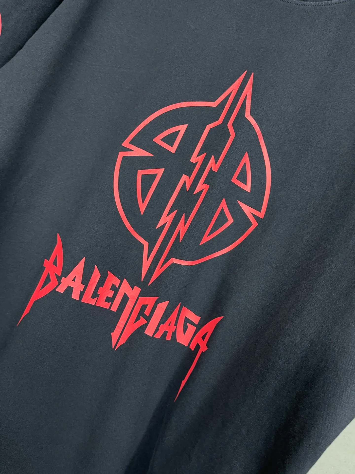 🅿️190 real photos [Top version. Official website quality] BALENCI*GA/Paris. 2024 new style. Classic LOGO cracked printed washed long-sleeved T-shirt. Brick cabinet synchronization. Genuine product developed at the first time, happy to print and compare! The fabric is made of Paris ZP custom-woven and dyed cotton with double yarns and compact cotton. The weight is 260 grams. The cloth surface is clean. The cloth pattern is clear, soft and comfortable. The threads are dyed with no color difference. The classic printing is made of environmentally friendly imported materials, and the letters are cracked and printed. The letters are clear and the effect is three-dimensional. Restore the brick cabinet. Ready-made clothes are washed and distressed, different market currency, welcome to compare, the version adopts OS loose shoulder version. Same style for men and women Coding: BL223209 Color: dark blue gray, white Size: XS to L