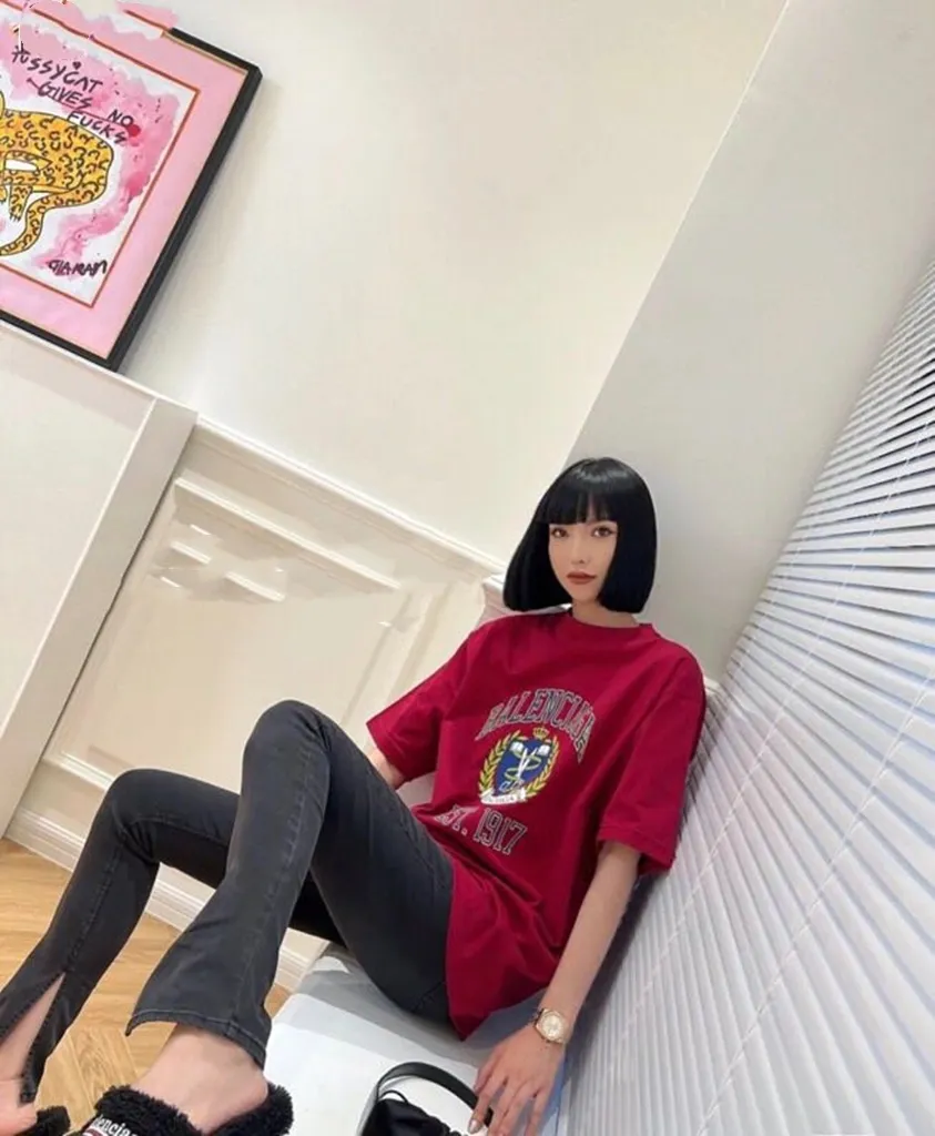 ♻️💯Upper body reference model picture❤️The top tested version of Balenciaga Balenciaga logo printed EST 1917 knitted T-shirt 2022 new spring and summer short-sleeved men and women couples, the process uses Kangli printing cracking effect. This crack is not a line pattern, but a three-dimensional burst pattern. How many versions on the market are based on pictures? Just make pictures, not craftsmanship? Without a version, it would be impossible to create the original flavor, and it would be almost pointless to brag! The front panel printing glue bursting effect uses imported transparent slurry to scrape the bottom to make the printing bursting feel uniform. (PS: If this process is missing, the printing will easily fall off in large areas after cracking) The fabric is made of 24S 260g pure cotton double yarn fabric, which is full of drape, sweat-absorbent and breathable. Color: Black White Size: XS-L P:250