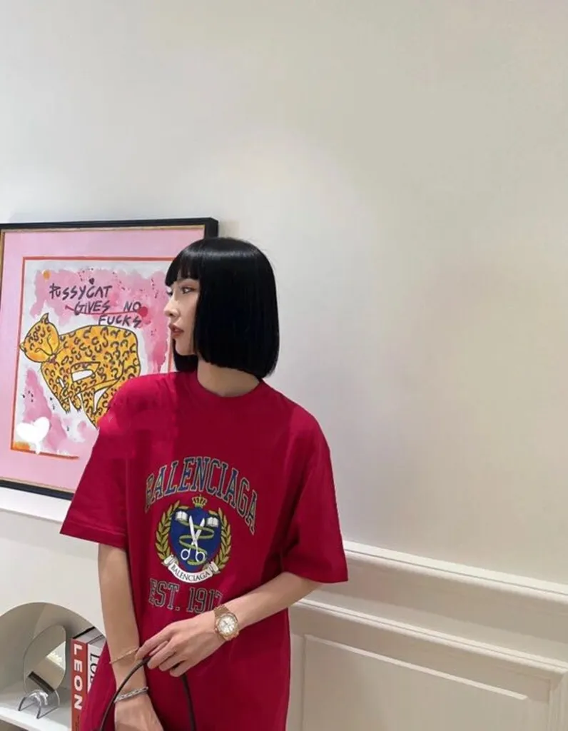 ♻️💯Upper body reference model picture❤️The top tested version of Balenciaga Balenciaga logo printed EST 1917 knitted T-shirt 2022 new spring and summer short-sleeved men and women couples, the process uses Kangli printing cracking effect. This crack is not a line pattern, but a three-dimensional burst pattern. How many versions on the market are based on pictures? Just make pictures, not craftsmanship? Without a version, it would be impossible to create the original flavor, and it would be almost pointless to brag! The front panel printing glue bursting effect uses imported transparent slurry to scrape the bottom to make the printing bursting feel uniform. (PS: If this process is missing, the printing will easily fall off in large areas after cracking) The fabric is made of 24S 260g pure cotton double yarn fabric, which is full of drape, sweat-absorbent and breathable. Color: Black White Size: XS-L P:250