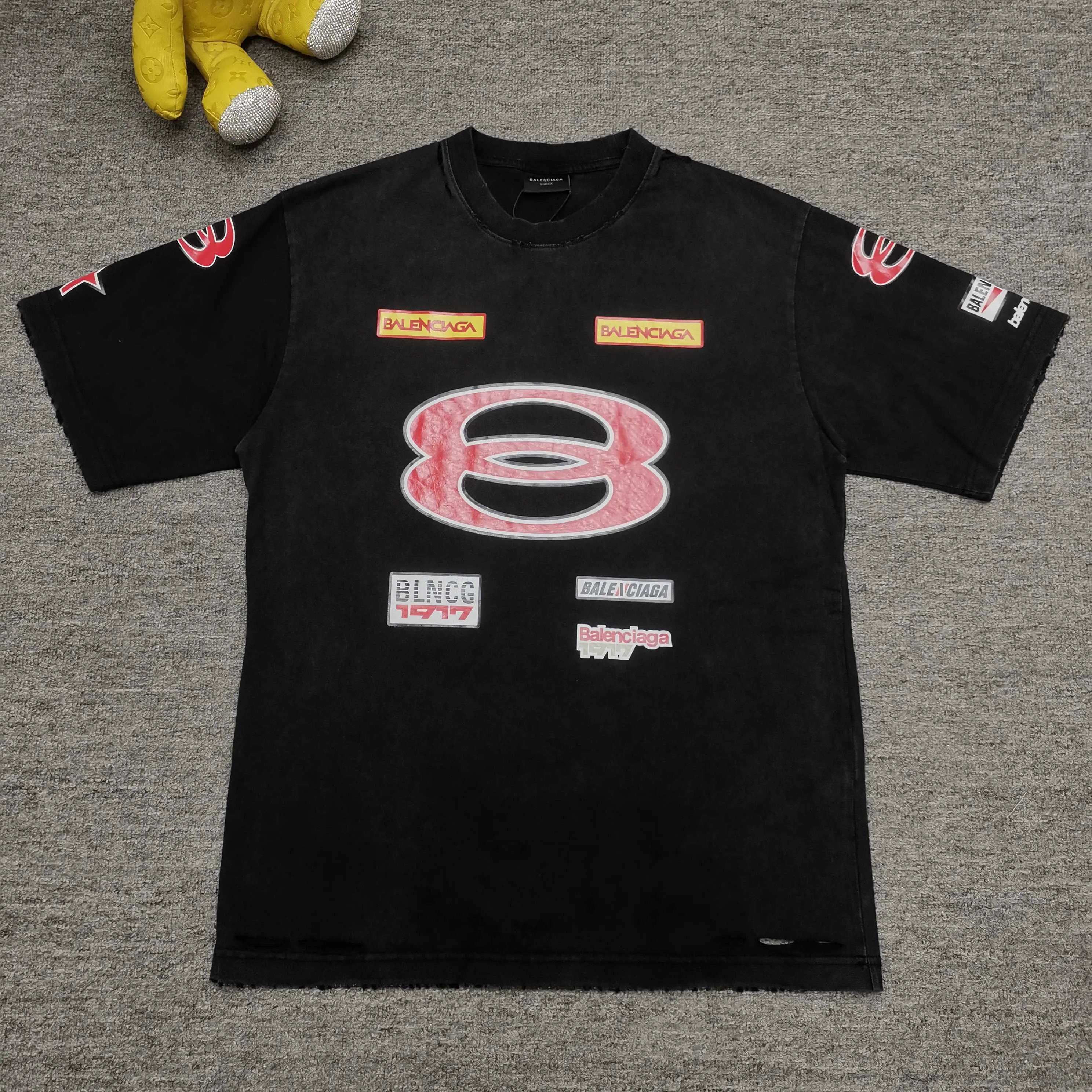[Top version. Official website quality] BALENCI*GA/Paris. 25ss latest model. Paris is printed with a combination of sponsor logos and English LOGO on the front, washed and distressed short-sleeved T-shirt. Brick cabinet synchronization. The fabric is made of Paris ZP custom-woven and dyed 100% cotton double yarn compact cotton. The weight is 260 grams, the cloth surface is clean. The cloth pattern is clear, soft and comfortable, and the thread is dyed with no color difference. The classic LOGO pattern is printed with environmentally friendly imported materials, with clear letters and a strong three-dimensional feel. Restored brick cabinet. The garments were washed and aged, and polished by many hands. Produced by ultra-heavy craftsmanship, the market currency is very different, welcome to compare. The version adopts OS loose shoulder design. The same style for men and women. Color: Black Size: XS S M L P280