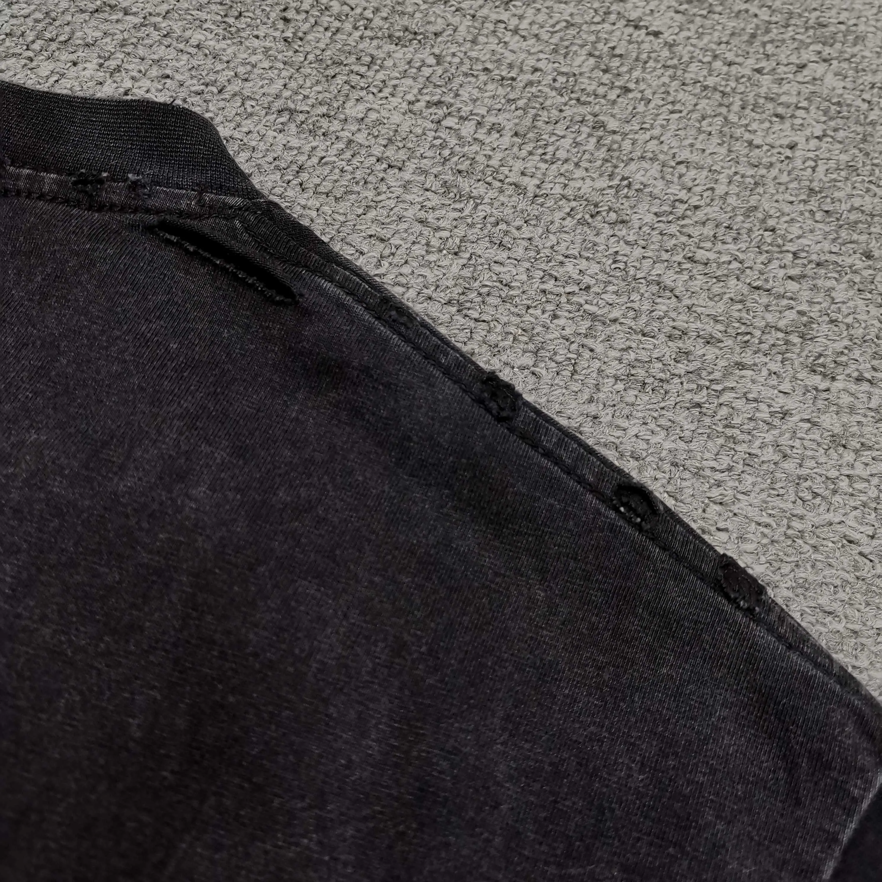 [Top version. Official website quality] BALENCI*GA/Paris. 25ss latest model. Paris is printed with a combination of sponsor logos and English LOGO on the front, washed and distressed short-sleeved T-shirt. Brick cabinet synchronization. The fabric is made of Paris ZP custom-woven and dyed 100% cotton double yarn compact cotton. The weight is 260 grams, the cloth surface is clean. The cloth pattern is clear, soft and comfortable, and the thread is dyed with no color difference. The classic LOGO pattern is printed with environmentally friendly imported materials, with clear letters and a strong three-dimensional feel. Restored brick cabinet. The garments were washed and aged, and polished by many hands. Produced by ultra-heavy craftsmanship, the market currency is very different, welcome to compare. The version adopts OS loose shoulder design. The same style for men and women. Color: Black Size: XS S M L P280