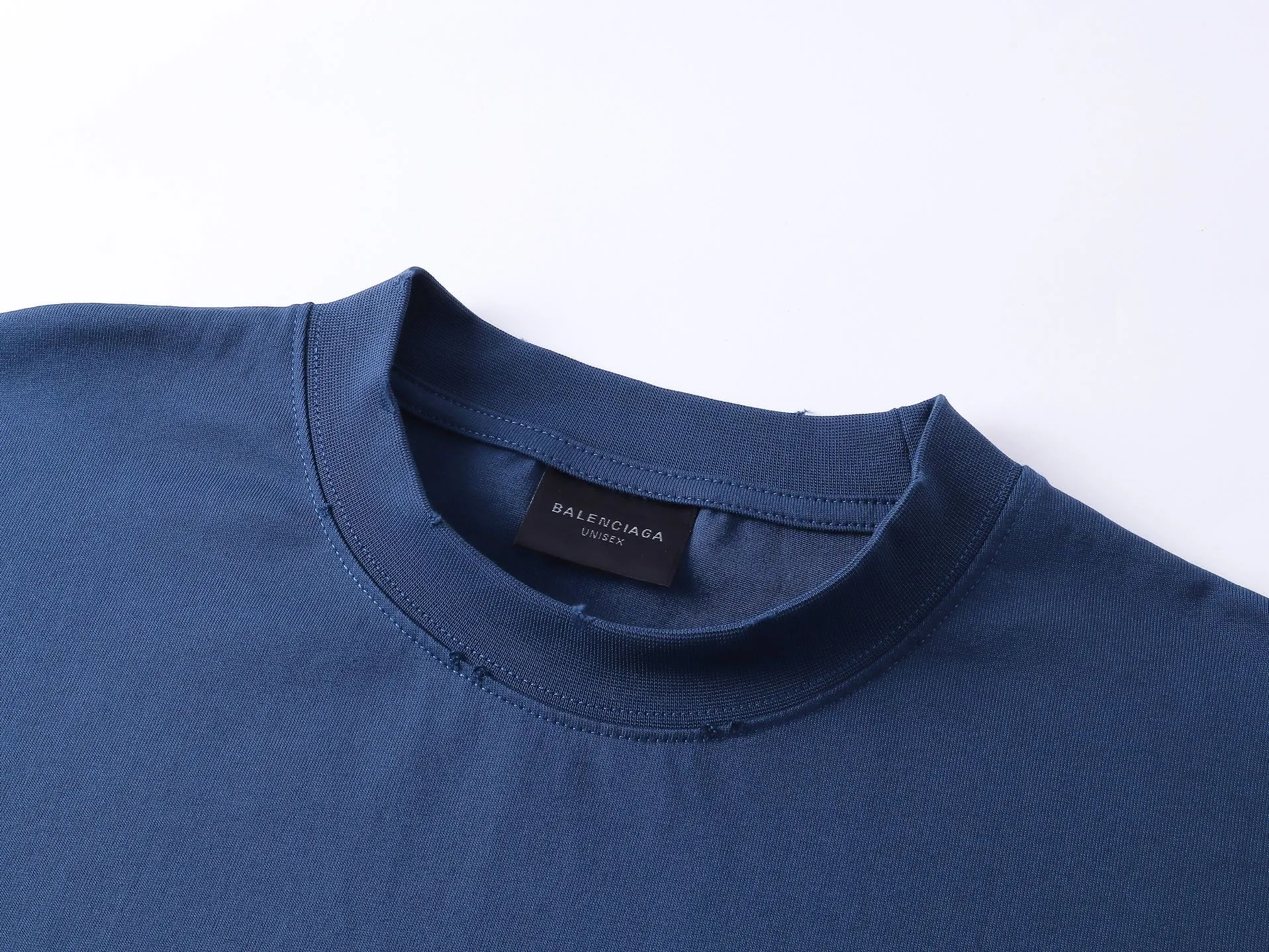 🅿️180 real photos [Top version. Official website quality] BALENCI*GA/Paris #2025 new style washed short-sleeved T-shirt with wheat ear letters LOGO embroidered on the chest, ready-to-wear washed, full of design. Welcome to compare. The fabric is made of Paris ZP custom-woven and dyed cotton double yarn, weight 260 grams, clean cloth surface. Clear texture, soft and comfortable. The threads are dyed with no color difference. The classic letter LOGO is embroidered with imported Tajima embroidery machine. The effect is three-dimensional. Restore the brick cabinet, adopt OS loose shoulder style. Same style for men and women. Code: BL253663 Color: washed black, lake blue, pink, white Size: XS S M L
