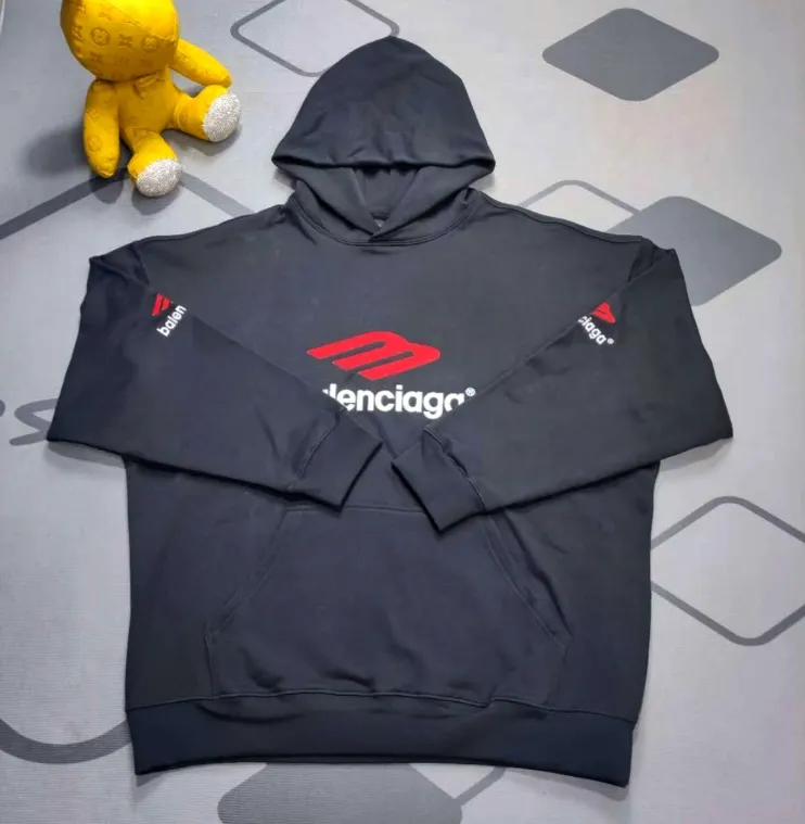 [New arrival] BALENCIAGA/Large 3m embroidered hooded sweatshirt. The embroidery distinguishes Tajima's machine from Niu 90,000 needle embroidery. It is full of details. It is really hard to restore the authentic details. The fabric is made of 480g pure cotton David sweater. It is full of thickness. Thousand needle embroidery process. Threads, cuffs and hems are all three standards for large products. Comparison is welcome. The version adopts OS loose shoulder design. Same style for men and women. Color: Black White Size: XS-L P:490