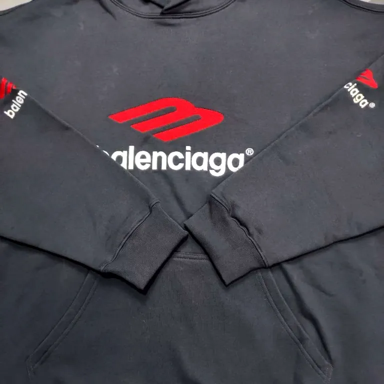 [New arrival] BALENCIAGA/Large 3m embroidered hooded sweatshirt. The embroidery distinguishes Tajima's machine from Niu 90,000 needle embroidery. It is full of details. It is really hard to restore the authentic details. The fabric is made of 480g pure cotton David sweater. It is full of thickness. Thousand needle embroidery process. Threads, cuffs and hems are all three standards for large products. Comparison is welcome. The version adopts OS loose shoulder design. Same style for men and women. Color: Black White Size: XS-L P:490