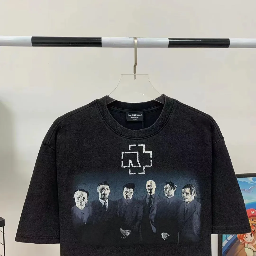 [New arrival] The top-end and tested version of Balenciaga SS21 Rammstein short-sleeved T-shirt is limited to Balenciaga Rammstein portrait short-sleeved T-shirt. Custom-woven and dyed 280g vulcanized black fabric. The weight of the fabric after washing is up to 300+g / imported Tajima embroidery with clear letters / ready-made sand-fried technology makes the fabric slightly white. The whole body is broken. It is so trendy, contemporary, versatile and stylish! /Printing process: Kornit digital printing direct-injection white color is produced at the same time. There are few such machines and technologies in China! It will definitely not fall off. After being soaked in water at 70 degrees for 40 minutes, it did not fall off even after being rubbed with a hand! / The wash labels on the collar are all limited numbers [1-400 numbers] to ensure that each piece of clothing has a different number and is unique! / It takes a full month and a half from getting the sample to the finished product. You can imagine how difficult it is and our original intention. We never waver and must be authentic. Every piece of clothing is only shown to everyone after passing the inspection!  Quantity available, please take advantage of it! This is not just clothes, it is art and pursuit! OverSize version SIZE: XS-L P:270