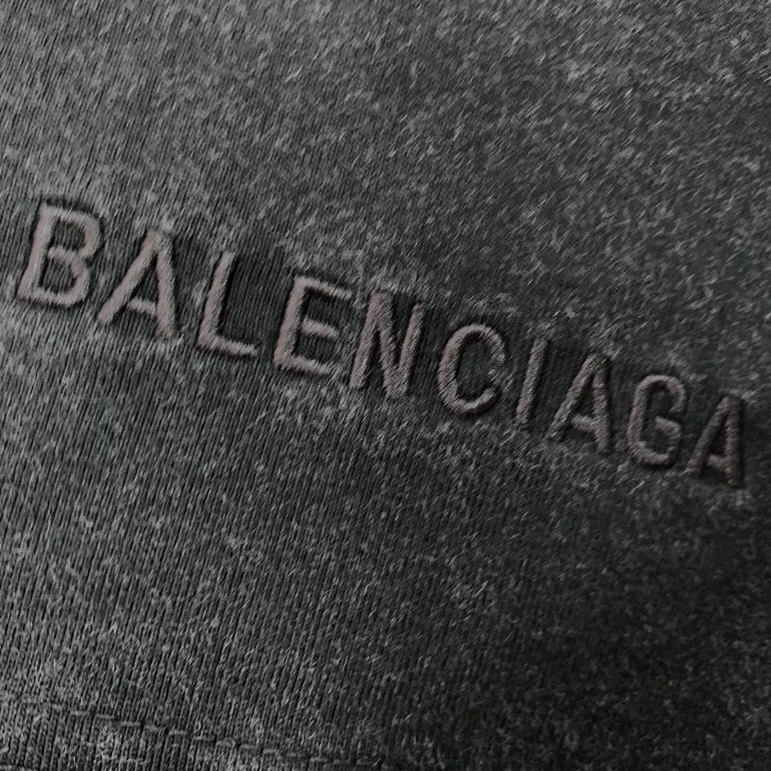 [New arrival] The top-end and tested version of Balenciaga SS21 Rammstein short-sleeved T-shirt is limited to Balenciaga Rammstein portrait short-sleeved T-shirt. Custom-woven and dyed 280g vulcanized black fabric. The weight of the fabric after washing is up to 300+g / imported Tajima embroidery with clear letters / ready-made sand-fried technology makes the fabric slightly white. The whole body is broken. It is so trendy, contemporary, versatile and stylish! /Printing process: Kornit digital printing direct-injection white color is produced at the same time. There are few such machines and technologies in China! It will definitely not fall off. After being soaked in water at 70 degrees for 40 minutes, it did not fall off even after being rubbed with a hand! / The wash labels on the collar are all limited numbers [1-400 numbers] to ensure that each piece of clothing has a different number and is unique! / It takes a full month and a half from getting the sample to the finished product. You can imagine how difficult it is and our original intention. We never waver and must be authentic. Every piece of clothing is only shown to everyone after passing the inspection!  Quantity available, please take advantage of it! This is not just clothes, it is art and pursuit! OverSize version SIZE: XS-L P:270
