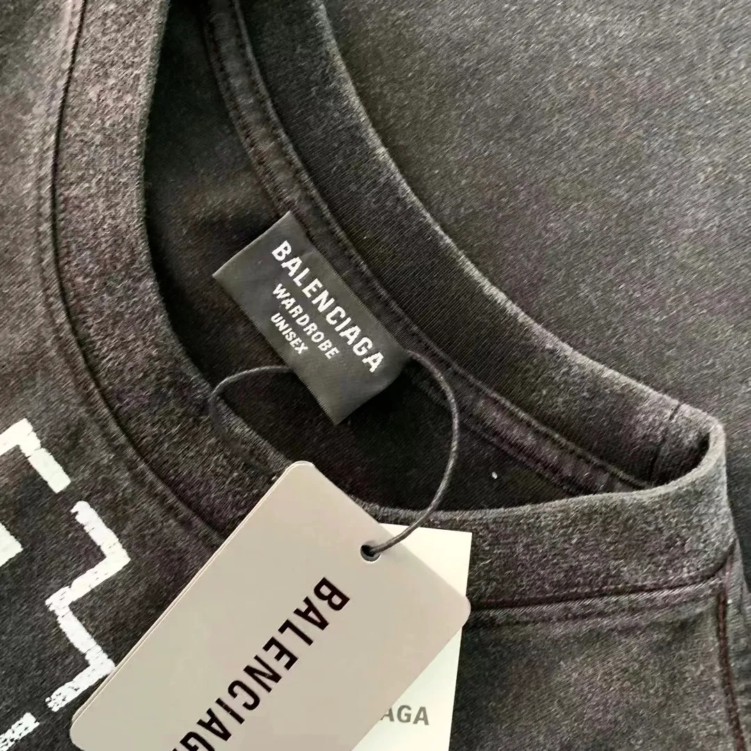 [New arrival] The top-end and tested version of Balenciaga SS21 Rammstein short-sleeved T-shirt is limited to Balenciaga Rammstein portrait short-sleeved T-shirt. Custom-woven and dyed 280g vulcanized black fabric. The weight of the fabric after washing is up to 300+g / imported Tajima embroidery with clear letters / ready-made sand-fried technology makes the fabric slightly white. The whole body is broken. It is so trendy, contemporary, versatile and stylish! /Printing process: Kornit digital printing direct-injection white color is produced at the same time. There are few such machines and technologies in China! It will definitely not fall off. After being soaked in water at 70 degrees for 40 minutes, it did not fall off even after being rubbed with a hand! / The wash labels on the collar are all limited numbers [1-400 numbers] to ensure that each piece of clothing has a different number and is unique! / It takes a full month and a half from getting the sample to the finished product. You can imagine how difficult it is and our original intention. We never waver and must be authentic. Every piece of clothing is only shown to everyone after passing the inspection!  Quantity available, please take advantage of it! This is not just clothes, it is art and pursuit! OverSize version SIZE: XS-L P:270