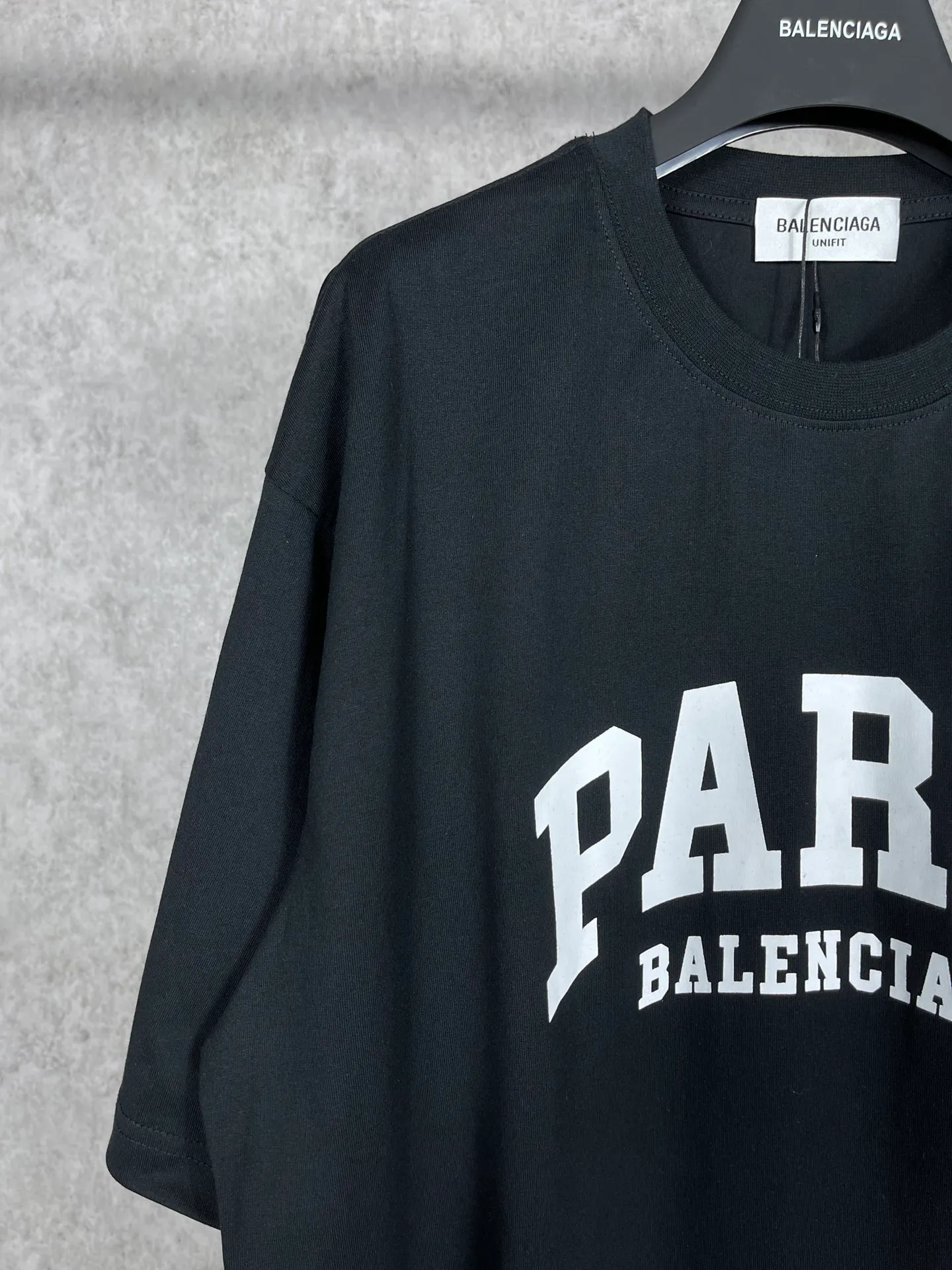🅿️160 photos [Top version. Official website quality] BALENCI*GA/Paris. Front-printed PARIS short-sleeved T-shirt. Brick cabinet synchronization. The fabric is made of Paris ZP custom-woven and dyed 100% cotton double yarn compact cotton. The weight is 260 grams, the cloth surface is clean. The cloth pattern is clear, soft and comfortable. The threads are dyed with no color difference. The classic LOGO is printed with environmentally friendly imported materials and precision printing screens. The letters are clear and the effect is three-dimensional, restoring the brick cabinet. Different market currencies, welcome to compare. The version adopts OS loose shoulder design. Same style for men and women. Code: BL223055 Color: white, black, army green, dark green Size: XS to L