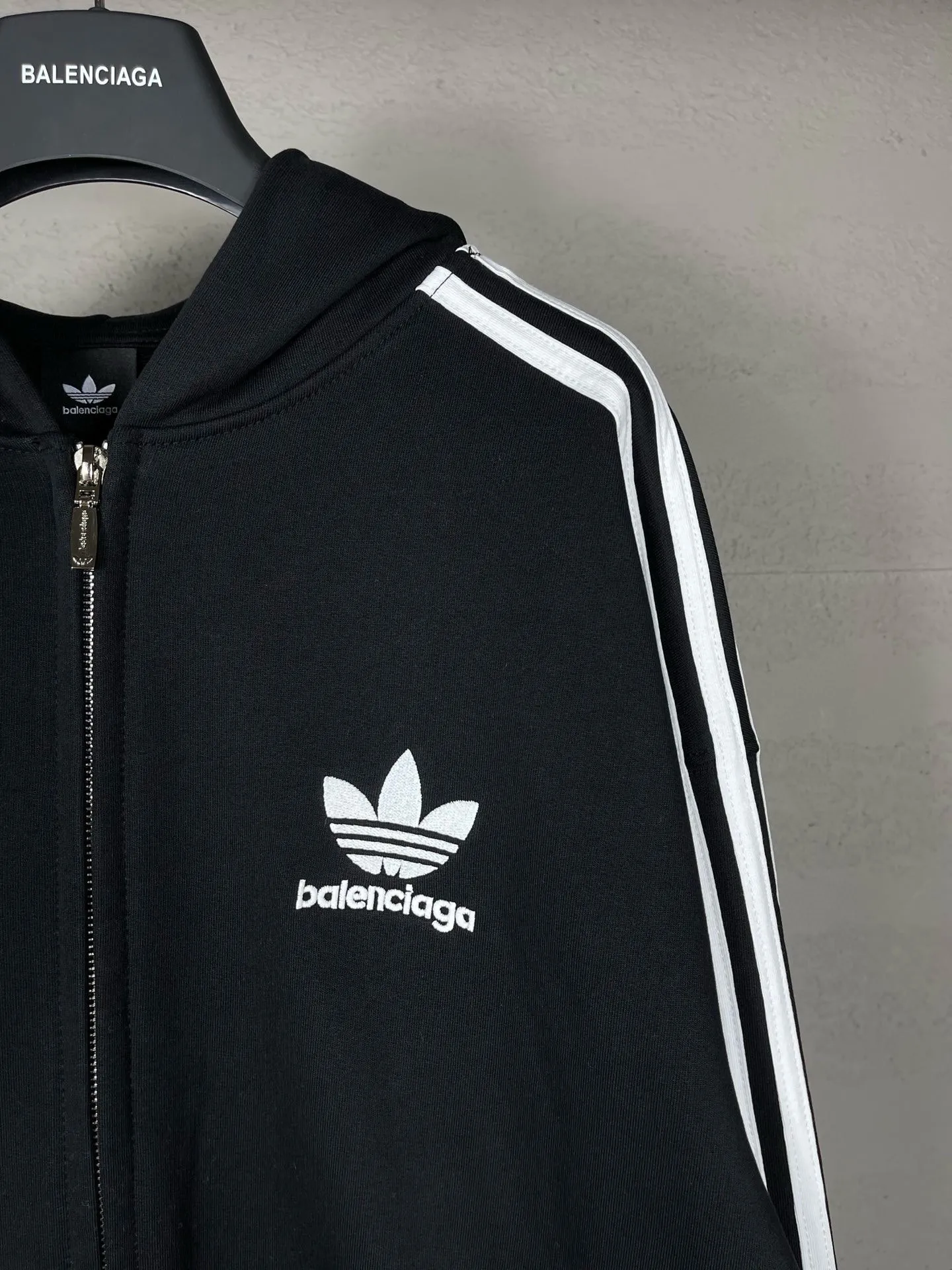 🅿️380 real photos [Top version. Official website quality] BALENCI*GA/Paris co-branded Adidas Adidas clover three-stripe LOGO embroidered zipper cardigan hooded sweatshirt# The fabric is made of Paris ZP custom-woven and dyed cotton sweatshirt. Weighing 450 grams, the cloth surface is clean. The cloth pattern is clear, soft and comfortable. The threads are dyed with no color difference. The classic pattern embroidery uses imported embroidery, and the letters are clear, three-dimensional and without rough edges. Jubie market produces pictures based on pictures. Welcome to compare. The version adopts OS loose shoulder design. Same style for men and women. Code: BL238052 Color: Black Size: XS S M L