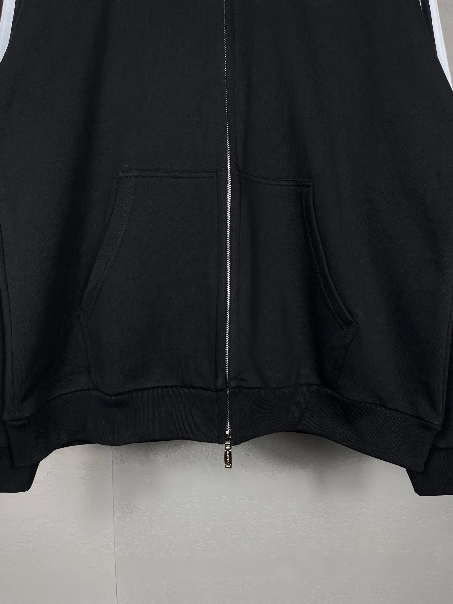 🅿️380 real photos [Top version. Official website quality] BALENCI*GA/Paris co-branded Adidas Adidas clover three-stripe LOGO embroidered zipper cardigan hooded sweatshirt# The fabric is made of Paris ZP custom-woven and dyed cotton sweatshirt. Weighing 450 grams, the cloth surface is clean. The cloth pattern is clear, soft and comfortable. The threads are dyed with no color difference. The classic pattern embroidery uses imported embroidery, and the letters are clear, three-dimensional and without rough edges. Jubie market produces pictures based on pictures. Welcome to compare. The version adopts OS loose shoulder design. Same style for men and women. Code: BL238052 Color: Black Size: XS S M L