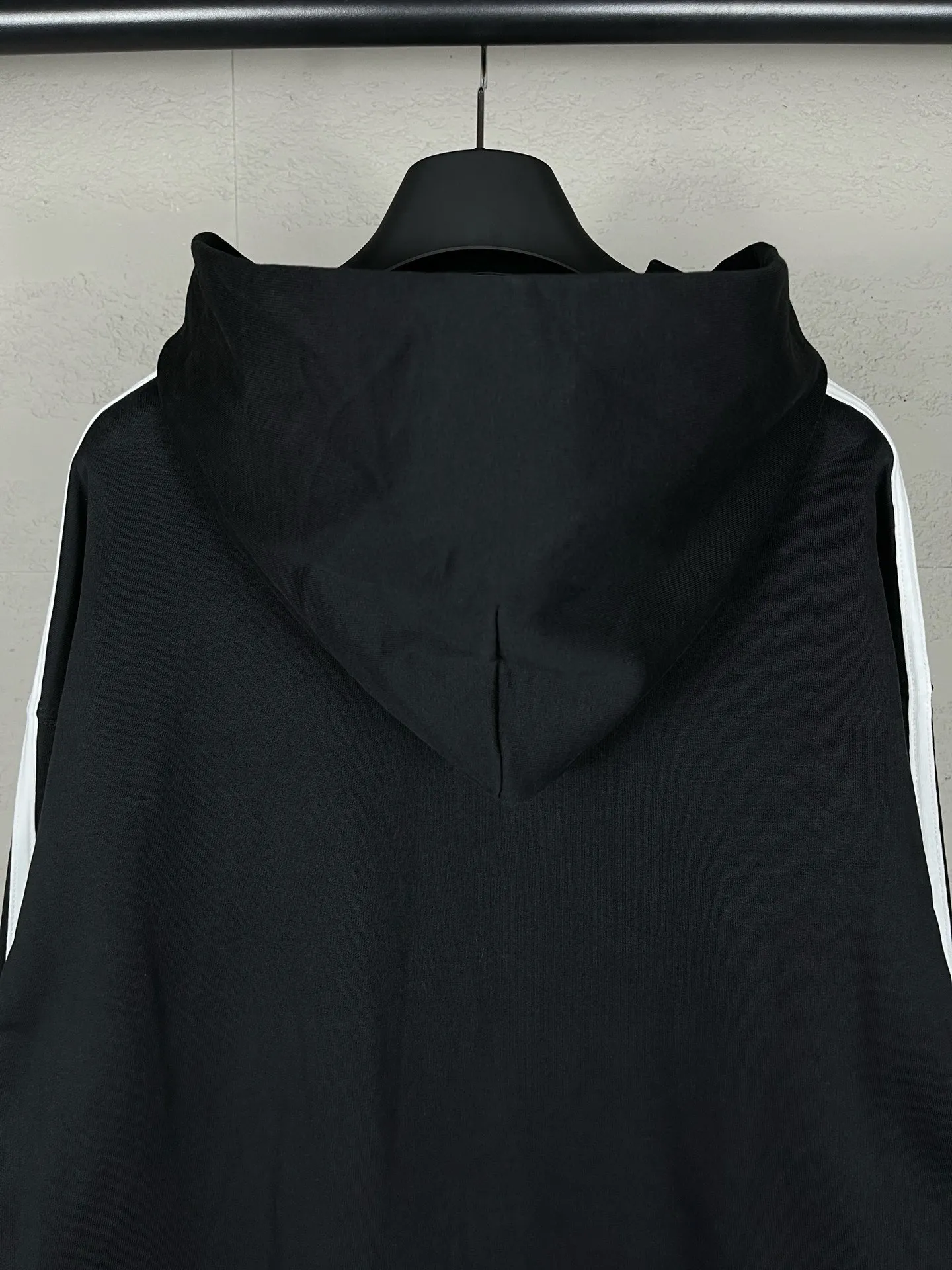 🅿️380 real photos [Top version. Official website quality] BALENCI*GA/Paris co-branded Adidas Adidas clover three-stripe LOGO embroidered zipper cardigan hooded sweatshirt# The fabric is made of Paris ZP custom-woven and dyed cotton sweatshirt. Weighing 450 grams, the cloth surface is clean. The cloth pattern is clear, soft and comfortable. The threads are dyed with no color difference. The classic pattern embroidery uses imported embroidery, and the letters are clear, three-dimensional and without rough edges. Jubie market produces pictures based on pictures. Welcome to compare. The version adopts OS loose shoulder design. Same style for men and women. Code: BL238052 Color: Black Size: XS S M L