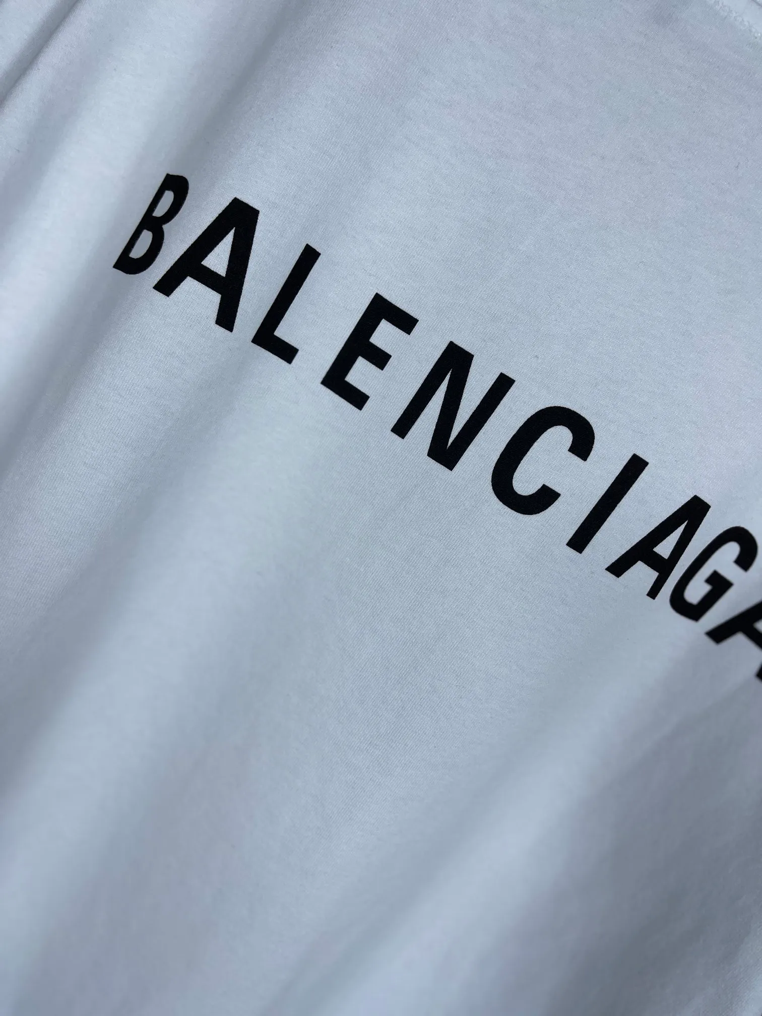 🅿️166 real photos [Top version. Official website quality] BALENCI*GA/Paris#Classic style. Classic letter printed short-sleeved T-shirt on the front and back #brick cabinet synchronization.                       The fabric is made of Paris ZP custom-woven and dyed cotton double yarn, weighing 260 grams. The cloth surface is clean. The cloth pattern is clear, soft and comfortable. The threads are dyed with no color difference. The classic pattern is printed with environmentally friendly imported materials, precision printing screen, the letters are clear, the effect is three-dimensional, and the brick cabinet is restored. The version adopts OS loose shoulder style. Same style for men and women. Coding: BL223022 Color: black, beige, white, blue, floral gray, beige. Size: XS to L