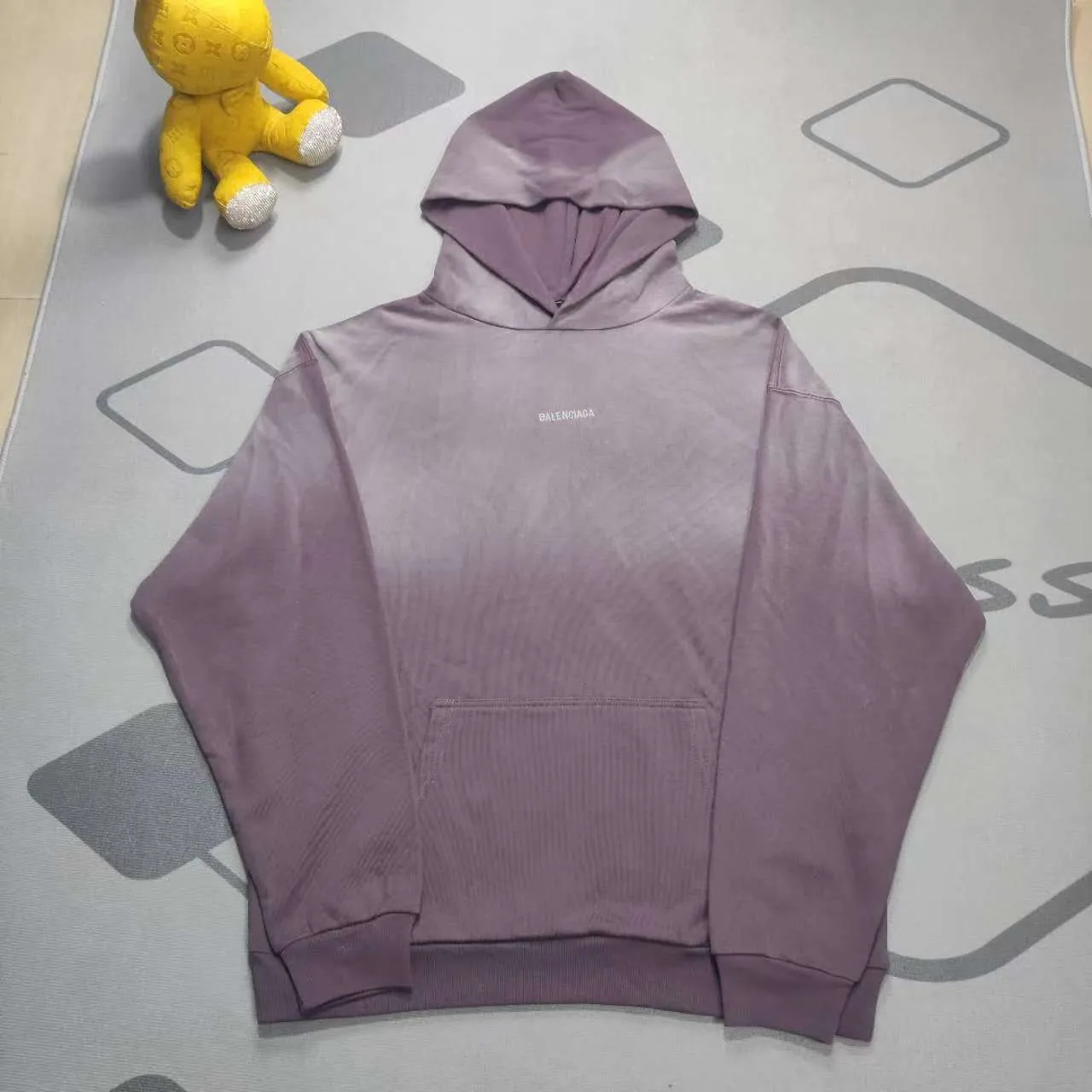Top tested version - BALENCIAGA - Paris' new gradient color series, hooded sweatshirt with embroidered letter logo on the front and back, exclusive logo letter pattern on the front and back, heavy craftsmanship, simple but not simple, original development of custom-woven fabrics, using a specific weight of 480g, process washing treatment, spray horse process, not easy to deform, soft texture, full of thickness, highly restored, imported Tajima machine heavy industry high-density embroidery on the chest, fine embroidery, three-dimensional effect, clear lines, no rough edges and miscellaneous threads Ultra-high craftsmanship embroidery, very high fullness, obvious concave and convex texture, OS dropped shoulders, loose version, same style for men and women, color: lavender, gradient blue, size: XS--L P:480