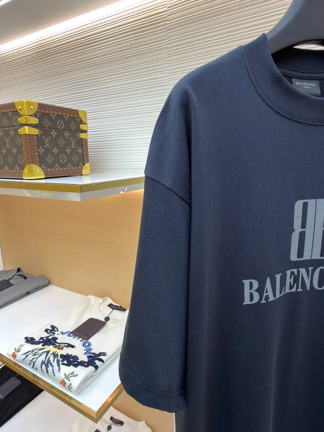 Balenciaga nano BB printed short sleeves ●Original version: Purchased and developed for 4600 ●Item number: 1682344-X90 ●Fabric: moire jersey fabric ●Technology: Glue printing production ●Color: black ●Version: Loose version ●Weight: about 325 grams ●Size: The layered texture carrier is embellished with the exquisite Balenciaga nano BB art on the chest and stamped with a silver-gray artistic seal. It is a concrete expression of the brand's soul. Use every outfit to outline your own fashion picture. Glue printing is used. The chest printing has been modified three times with the film screen. The glue liquid paint is used to print the pattern on the fabric. The fabric is baked to fix the printed pattern. The fabric has been washed. It has a better hand feel and texture. It is not easy to deform, not easy to shrink, not easy to fade, and maintains long-term beauty. The overall wiring is straight and delicate, the fabric is comfortable and soft, and the color is consistent without color difference. It can be matched with the same style to create a fashionable look and control various occasions. Customized accessories, complete with three standards, same style for men and women!