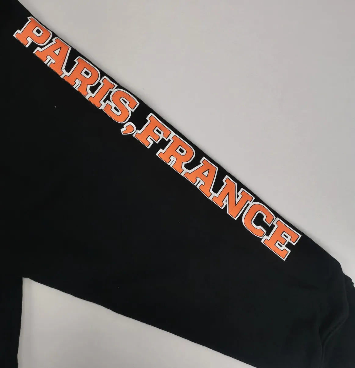 Additional details - the top version of BALENCIAGA, a house built in 1917, with cracks, turtles, cracks, holes, and the same style hoodies and sweatshirts for male and female couples. The latest season of Paris still uses the basic creation logo of 1917 + scissors elements to enhance the public's impression of Paris's long-standing brand and re-understand it. The printing still uses the crackle pattern process and the basic glue is used as the base. Prints pull evenly. It adopts the horizontal cracking method, the texture is clear and uniform, it will not fall off easily, and there is no pressure in backwashing and drying. Laser piercing is used to pierce the body, and the piercing effect is obvious. And there will be no wrinkles or deformation at the holes. The neckline is manually frayed, which is very costly and time-consuming. Excellent products, that’s how they come out. The fabric is made of 520g composite crystal fleece fabric, which is full of drape. Package. The hang tags are fully customized and synchronized one to one.  Color: black Size: XS-L (maximum wear: 230 pounds) P:490