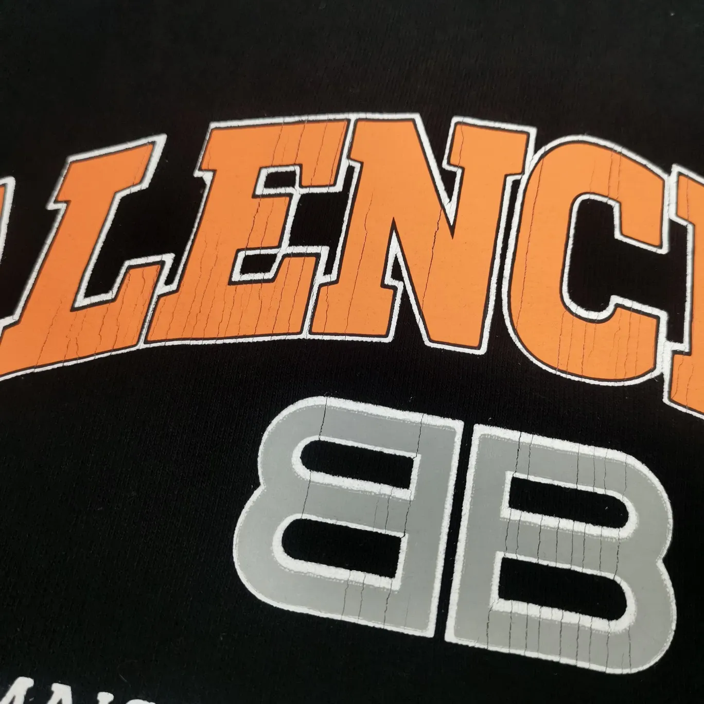 Additional details - the top version of BALENCIAGA, a house built in 1917, with cracks, turtles, cracks, holes, and the same style hoodies and sweatshirts for male and female couples. The latest season of Paris still uses the basic creation logo of 1917 + scissors elements to enhance the public's impression of Paris's long-standing brand and re-understand it. The printing still uses the crackle pattern process and the basic glue is used as the base. Prints pull evenly. It adopts the horizontal cracking method, the texture is clear and uniform, it will not fall off easily, and there is no pressure in backwashing and drying. Laser piercing is used to pierce the body, and the piercing effect is obvious. And there will be no wrinkles or deformation at the holes. The neckline is manually frayed, which is very costly and time-consuming. Excellent products, that’s how they come out. The fabric is made of 520g composite crystal fleece fabric, which is full of drape. Package. The hang tags are fully customized and synchronized one to one.  Color: black Size: XS-L (maximum wear: 230 pounds) P:490