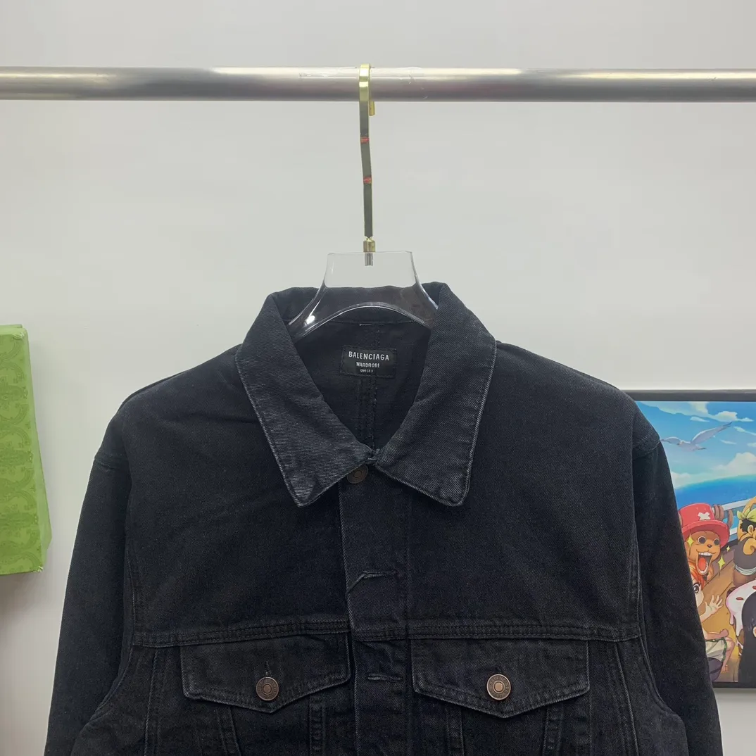 Top tested version Balenciaga 23FW deconstructed trouser-type denim jacket for men and women 🔥96FW latest catwalk style fashion week heavy new deconstructed and restructured denim jacket, exclusive custom-made denim 460g high-end custom fabric, the process is tedious and extremely complex, and the overall trouser-type jacket reorganization presents an excellent effect! It is full of personality, feels breathable and thick after absorbing water, and the carving details are all produced by hand-polished craftsmanship. It is luxuriously presented. All 6 SS23 Paris buttons are original counter versions. The door pockets are fully embedded with exclusive details. The door pockets are fully embedded with clip technology. They are stiff and cannot be deformed. The whole garment is made of custom-woven heavyweight denim fabrics. The independent hardware is molded and the garments are washed with heavy washing. The effect is comparable to the original version. Multiple processes create a full sense of high-end and show individual luxury taste. It is definitely a classic and versatile product! ! Size: XS S M L P:420