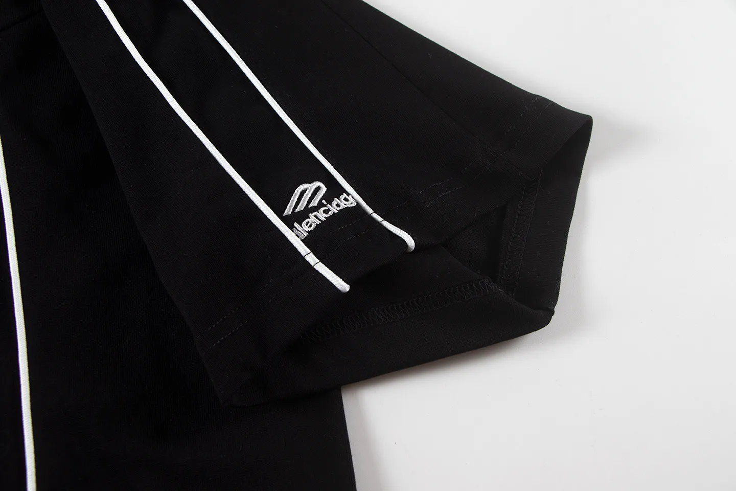🅿️200 Balenciaga 2026 new T-shirt jersey Material: Made of high version 300g double yarn combed cotton Size: S M L XL Color: black and white Style number: W666