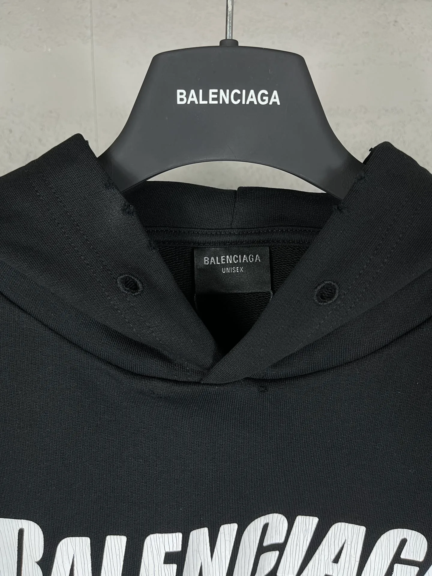 🅿️300 real photos [Top version. Official website quality] BALENCI*GA/Paris. 2023 new style. Classic letter LOGO printed distressed hooded sweatshirt. Brick cabinet synchronization. The fabric is made of Paris ZP custom-woven and dyed cotton double yarn terry sweatshirt material. The weight is 450 grams, the cloth surface is clean. The cloth pattern is clear, soft and comfortable. The threads are dyed with no color difference. The classic pattern is printed with environmentally friendly imported materials and precision printing screens, with clear letters and three-dimensional effect. Restored brick cabinet. The garments are hand-worn and distressed by many people. They are very different from the market currency. You are welcome to compare. The version adopts the OS loose shoulder version. The same style for men and women. Coding: BL238008 Color: black, coffee, white, fruit green Size: XS S M L