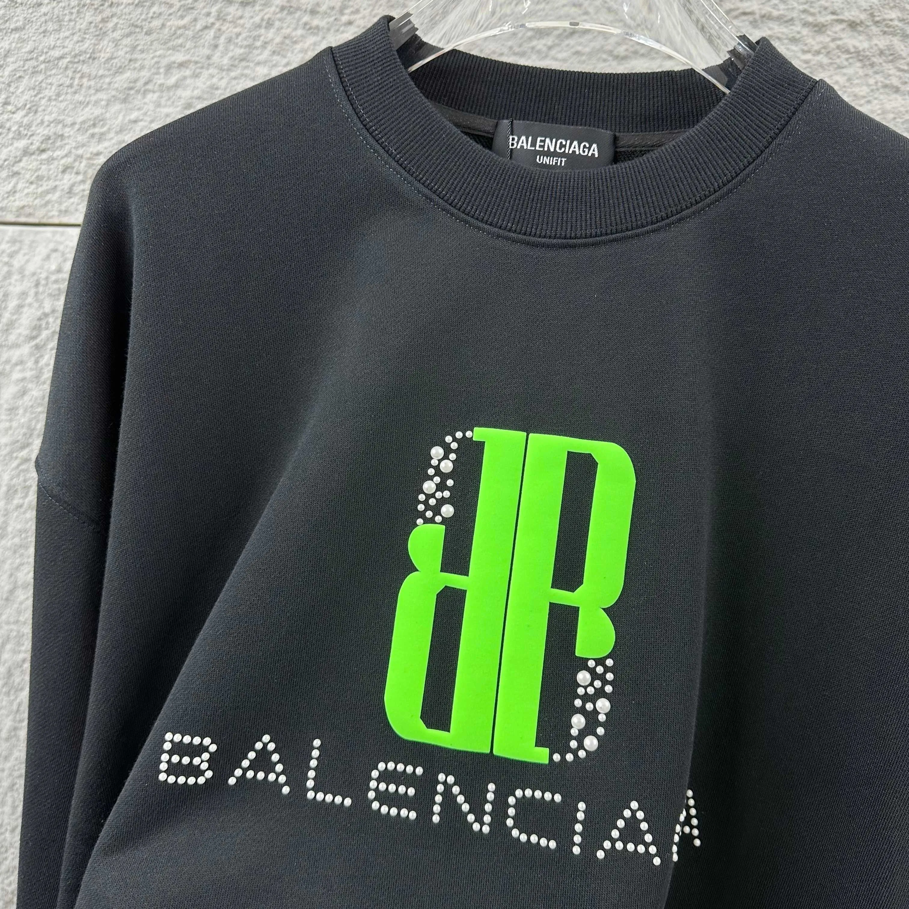 🅿️260 BALENCI*GA Paris 2025 early autumn and winter new long-sleeved sweatshirt Classic letter three-dimensional foam + pearl craft Customized terry fabric Round neck pullover Unisex style Color: Black White Size: S (90-130 catties) M (120-150 catties) L (140-165 catties) XL (160-180 catties) XXL (180-210 pounds)