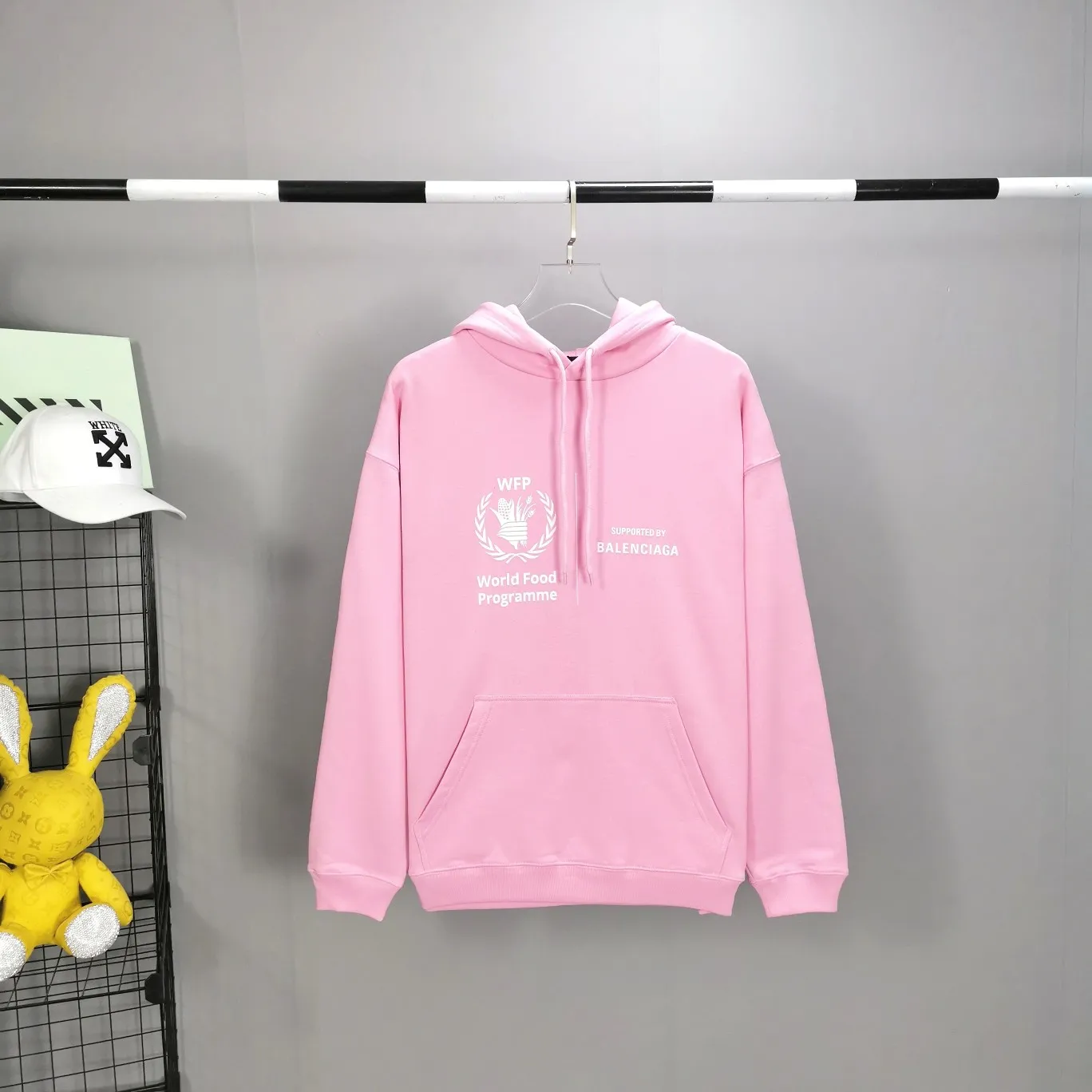 [New] Top-quality Balenciaga Balenciaga 21SS new WFP World Food Agency male and female couple celebrity autumn and winter pure cotton hooded sweatshirt. The fabric is made of 480 grams of pure cotton terry material. It does not pill and feels very good. It has been printed and dressed up dozens of times to achieve a 1:1 effect. All imported slurries are used. Proportional foaming powder is added to the slurry to foam at high temperatures. The printing convex effect is very good, and the powder does not fall off and does not break. The front and rear panels are washable and environmentally friendly. The entire printing process takes a long time. The hem and cuffs are all customized threads. There is no error in dyeing in the same vat. The workmanship is perfect. The accessories are all customized. This year’s hot trend in the market. Many Internet celebrities have tops. Very trendy. The same OverSzie version for men and women. Color: black, pink, Klein blue, white. Size: XS-L P:450