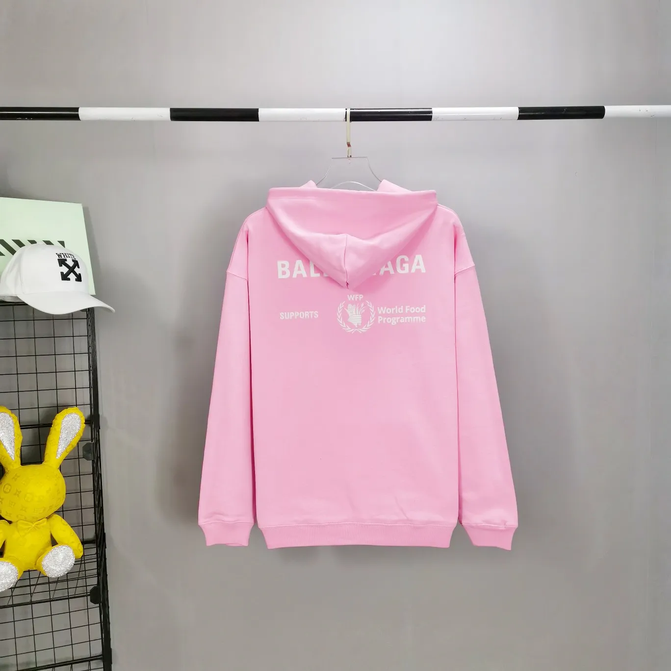[New] Top-quality Balenciaga Balenciaga 21SS new WFP World Food Agency male and female couple celebrity autumn and winter pure cotton hooded sweatshirt. The fabric is made of 480 grams of pure cotton terry material. It does not pill and feels very good. It has been printed and dressed up dozens of times to achieve a 1:1 effect. All imported slurries are used. Proportional foaming powder is added to the slurry to foam at high temperatures. The printing convex effect is very good, and the powder does not fall off and does not break. The front and rear panels are washable and environmentally friendly. The entire printing process takes a long time. The hem and cuffs are all customized threads. There is no error in dyeing in the same vat. The workmanship is perfect. The accessories are all customized. This year’s hot trend in the market. Many Internet celebrities have tops. Very trendy. The same OverSzie version for men and women. Color: black, pink, Klein blue, white. Size: XS-L P:450