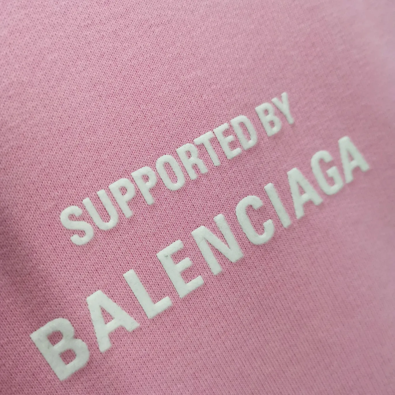[New] Top-quality Balenciaga Balenciaga 21SS new WFP World Food Agency male and female couple celebrity autumn and winter pure cotton hooded sweatshirt. The fabric is made of 480 grams of pure cotton terry material. It does not pill and feels very good. It has been printed and dressed up dozens of times to achieve a 1:1 effect. All imported slurries are used. Proportional foaming powder is added to the slurry to foam at high temperatures. The printing convex effect is very good, and the powder does not fall off and does not break. The front and rear panels are washable and environmentally friendly. The entire printing process takes a long time. The hem and cuffs are all customized threads. There is no error in dyeing in the same vat. The workmanship is perfect. The accessories are all customized. This year’s hot trend in the market. Many Internet celebrities have tops. Very trendy. The same OverSzie version for men and women. Color: black, pink, Klein blue, white. Size: XS-L P:450