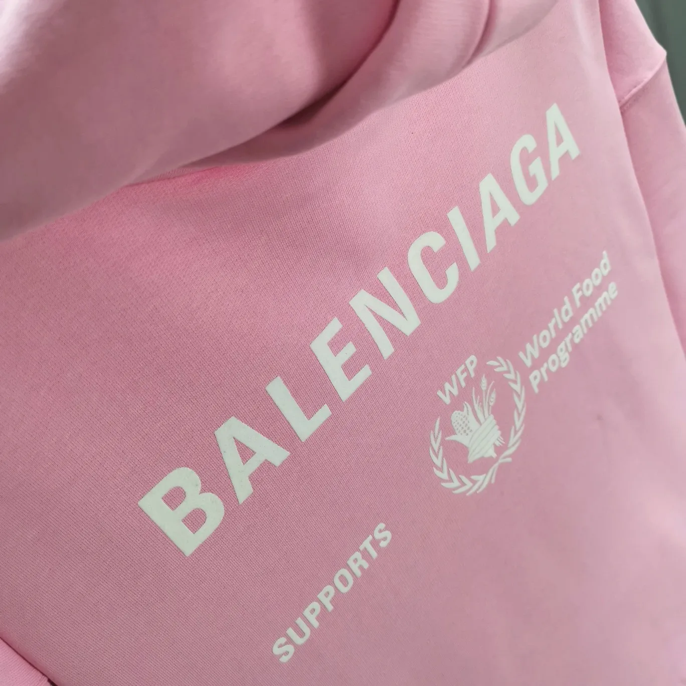 [New] Top-quality Balenciaga Balenciaga 21SS new WFP World Food Agency male and female couple celebrity autumn and winter pure cotton hooded sweatshirt. The fabric is made of 480 grams of pure cotton terry material. It does not pill and feels very good. It has been printed and dressed up dozens of times to achieve a 1:1 effect. All imported slurries are used. Proportional foaming powder is added to the slurry to foam at high temperatures. The printing convex effect is very good, and the powder does not fall off and does not break. The front and rear panels are washable and environmentally friendly. The entire printing process takes a long time. The hem and cuffs are all customized threads. There is no error in dyeing in the same vat. The workmanship is perfect. The accessories are all customized. This year’s hot trend in the market. Many Internet celebrities have tops. Very trendy. The same OverSzie version for men and women. Color: black, pink, Klein blue, white. Size: XS-L P:450