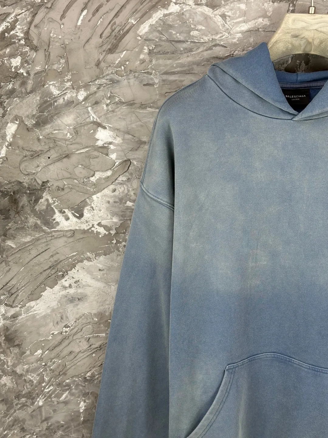 🅿️370 - BALENCI*GA Paris classic cola print split hooded long-sleeved sweatshirt. The front pattern is made of environmentally friendly imported rubber paddle split printing. The ready-to-wear is sprayed with horse wash to make it old. The letters are clear. The effect is three-dimensional. Exclusively woven and dyed 460g fabric. Threads are dyed in the same vat with zero color difference. Brick cabinet synchronization. Welcome to compare. Same style for men and women -Color: Wash purple Wash blue -SIZE: Xs S M L Style number 8968#